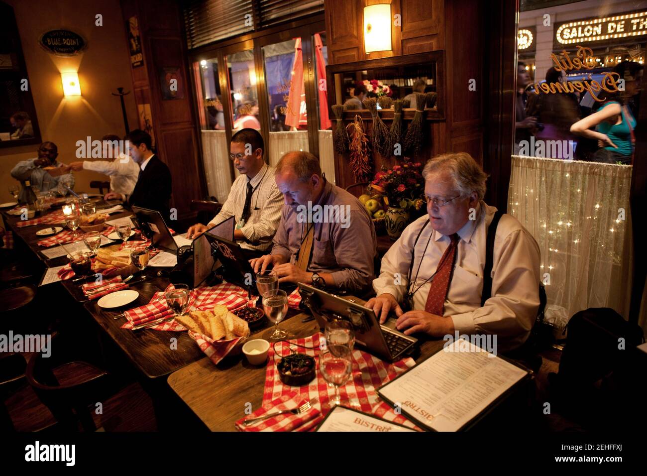 Fotojournalisten im Wanderpressepool übermitteln ihre Fotos, als Präsident Barack Obama und First Lady Michelle Obama am 30. Mai 2009 einen Abend in New York verbringen. Von Mitte links: Mandel Ngan von Agence France-Presse, Jonathan Ernst von Reuters und J. Scott Applewhite von der Associated Press. Stockfoto