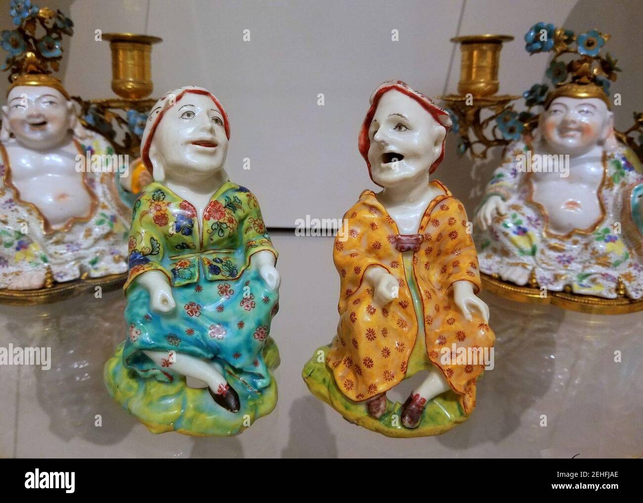 Paar exotische Figuren, Mennecy Manufaktur, Frankreich, c.. 1740, Weichporzellan, Emaille Stockfoto