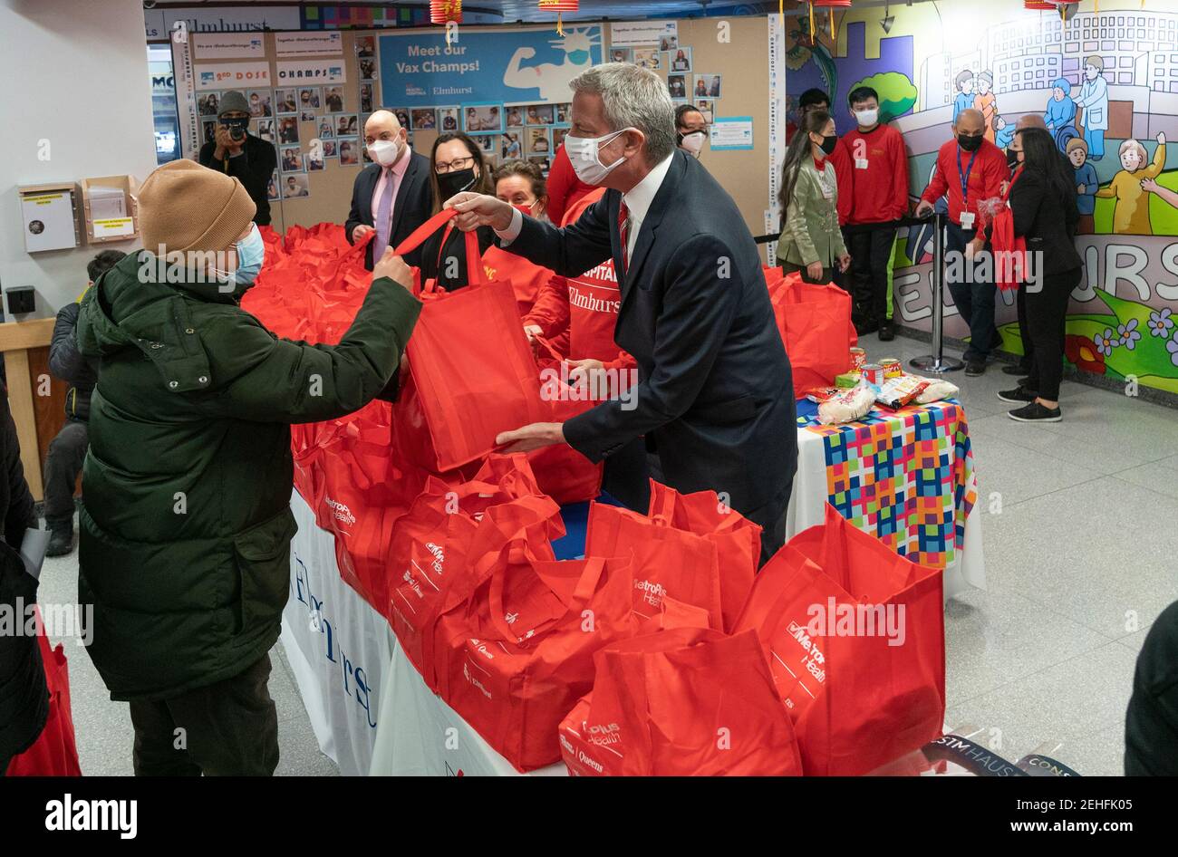 New York, Usa. Februar 2021, 19th. Bürgermeister Bill de Blasio hilft bei der Verteilung von Taschen mit asiatischem Essen während der Neujahrsfeier im Elmhurst Hospital in New York am 19. Februar 2021. (Foto von Lev Radin/Sipa USA) Quelle: SIPA USA/Alamy Live News Stockfoto