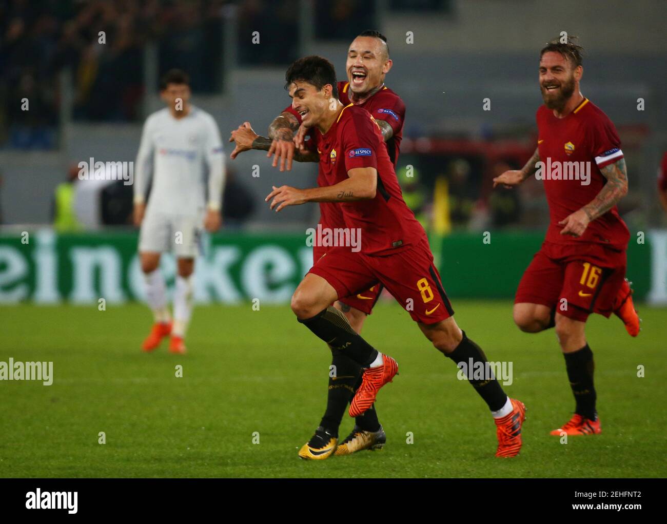 Fußball - Champions League - A.S. Roma vs Chelsea - Stadio Olimpico, Rom, Italien - 31. Oktober 2017 ALS der Roma Diego Perotti mit Radja Nainggolan und Daniele De Rossi REUTERS/Alessandro Bianchi sein drittes Tor feiert Stockfoto