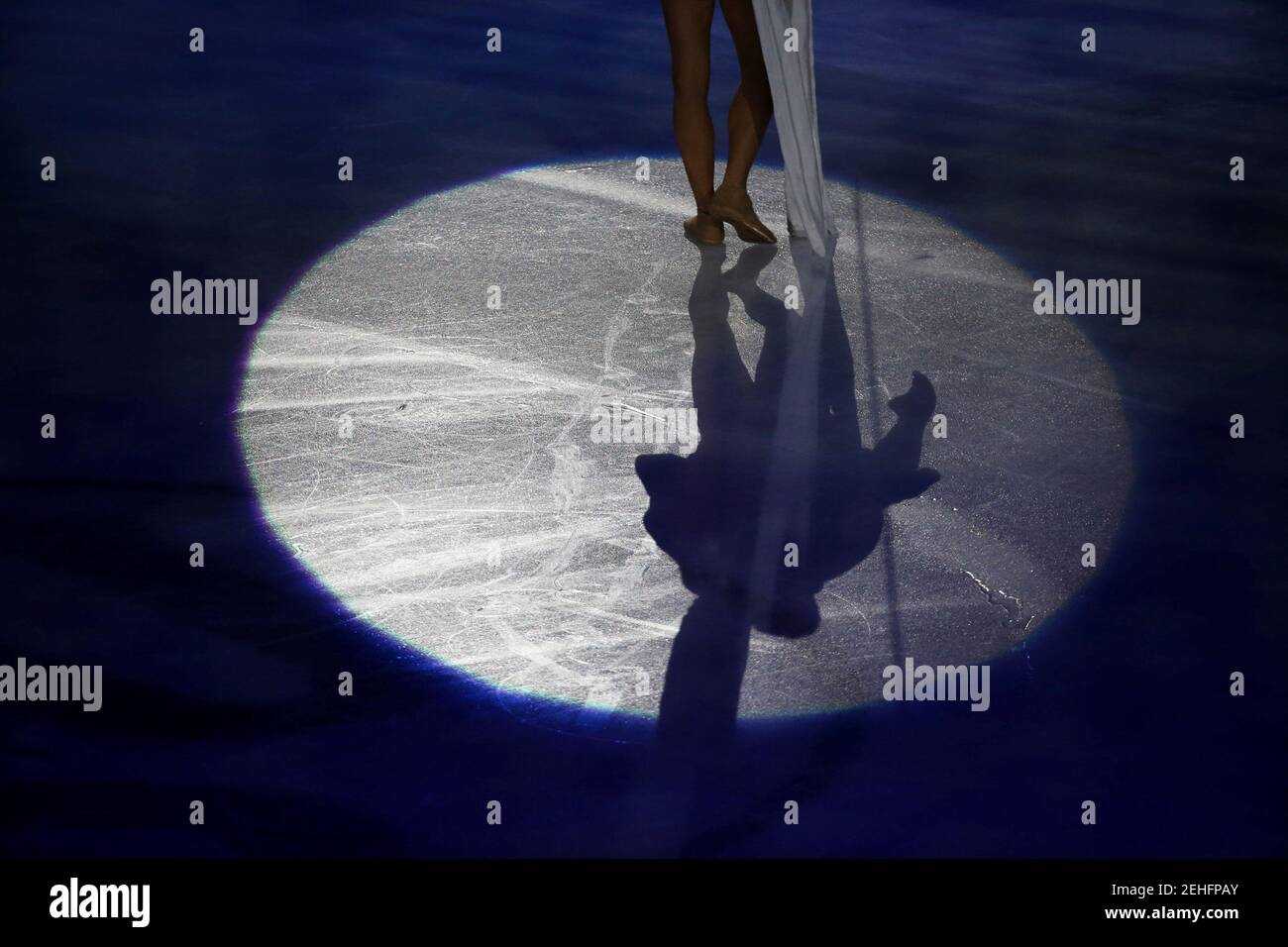 Eiskunstlauf - Eiskunstlauf-Weltmeisterschaften - Mediolanum Forum, Mailand, Italien - 21. März 2018 der Schatten eines Darstellers während der Eröffnungsfeier REUTERS/Alessandro Bianchi Stockfoto