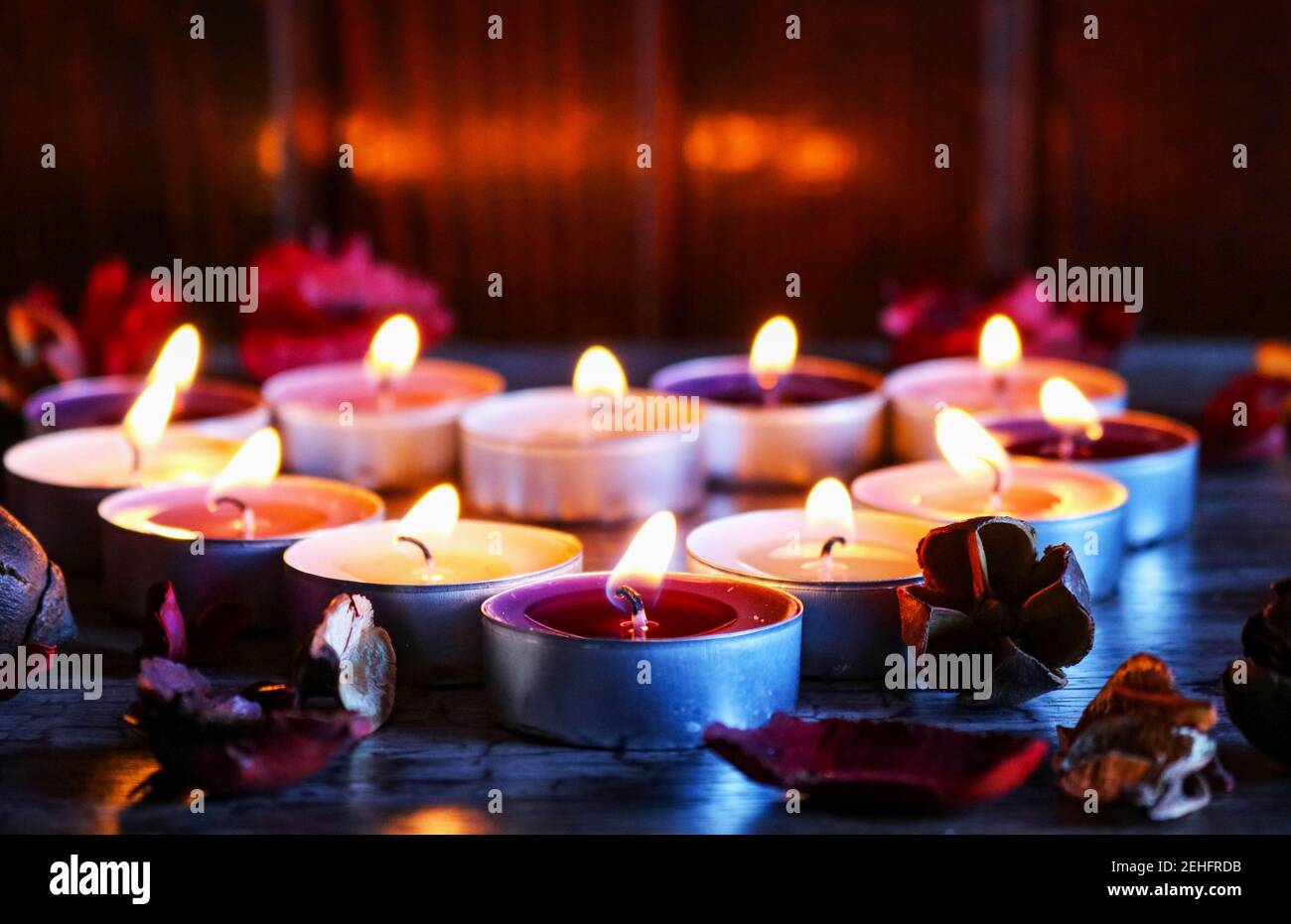 Kerzen und Blumen in Herzform Stockfoto