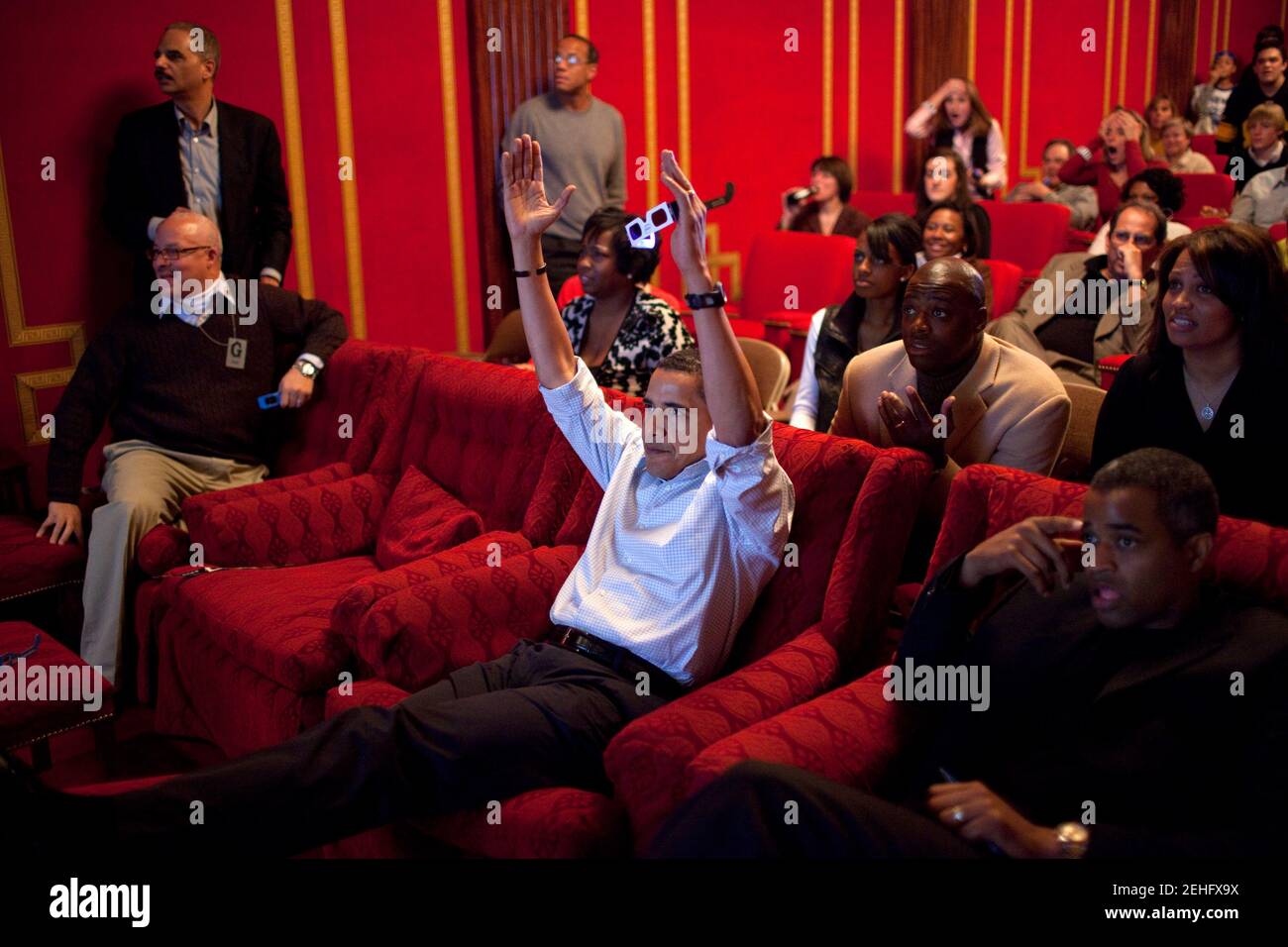 Präsident Barack Obama hält 3D Brille während der Super Bowl-Spiel auf einer Super Bowl Party in der Familie Theater des weißen Hauses beobachten. Gästen zählten, Familie, Freunde, Mitarbeiter und parteiübergreifende Mitglieder des Kongresses, 01.02.09.  Offiziellen White House Photo by Pete Souza Stockfoto