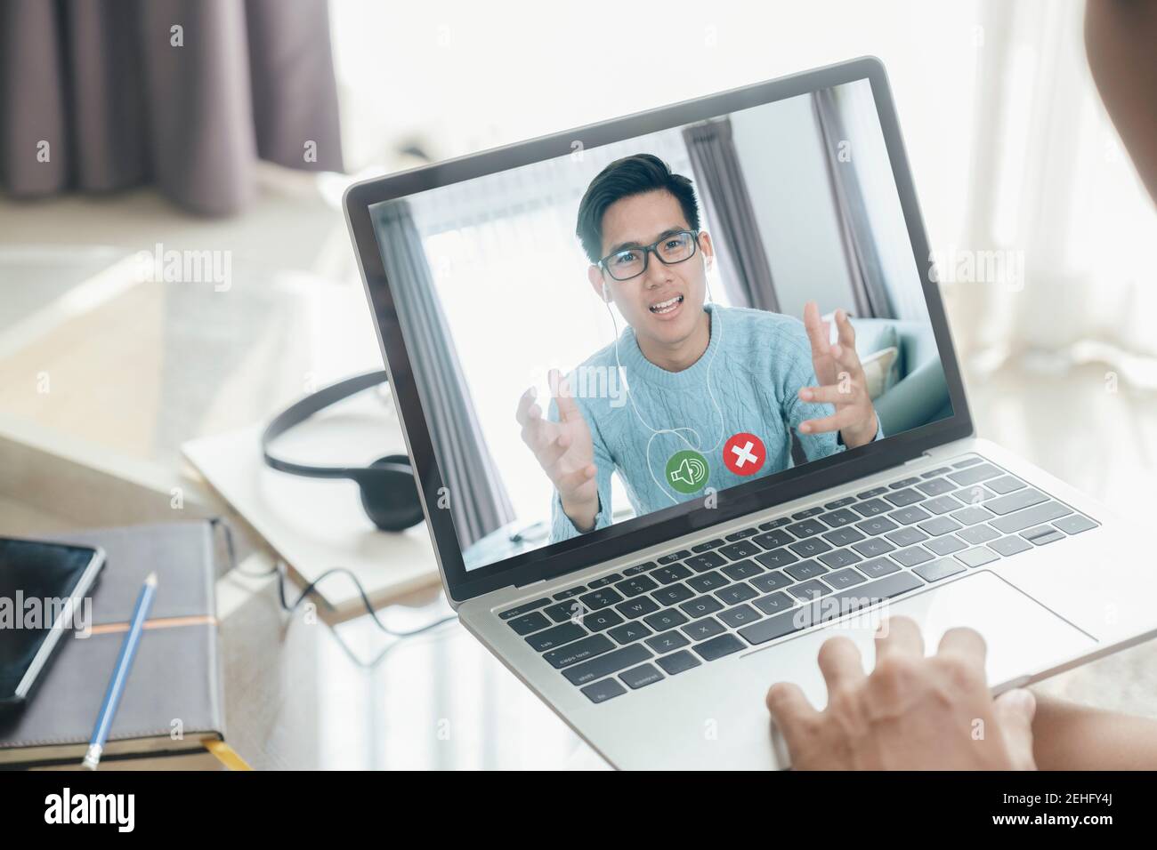 Mann hören und beobachten Online-Schulungen oder -Kurse, männliche Mitarbeiter machen Notizen in Webcam-Konferenz oder Briefing mit Kollegen, haben Web-Meeting unter Stockfoto