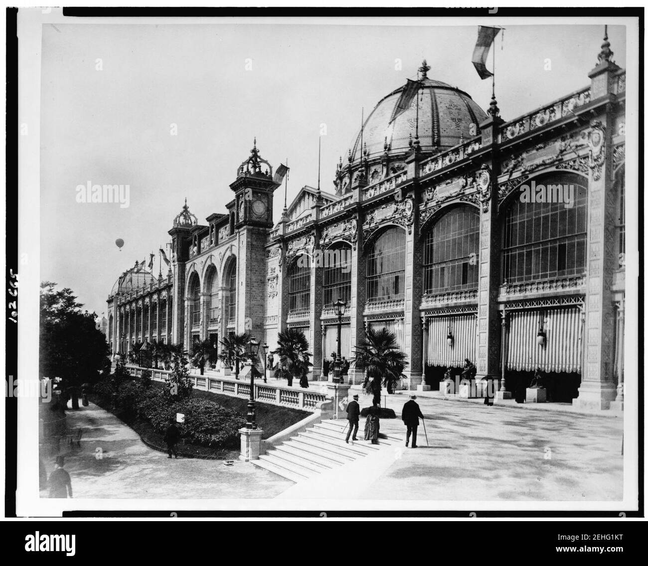 Palast der Schönen Künste, als von der Seite gesehen, mit einem Heißluftballon in der Ferne, Paris Exposition, 1889 Stockfoto