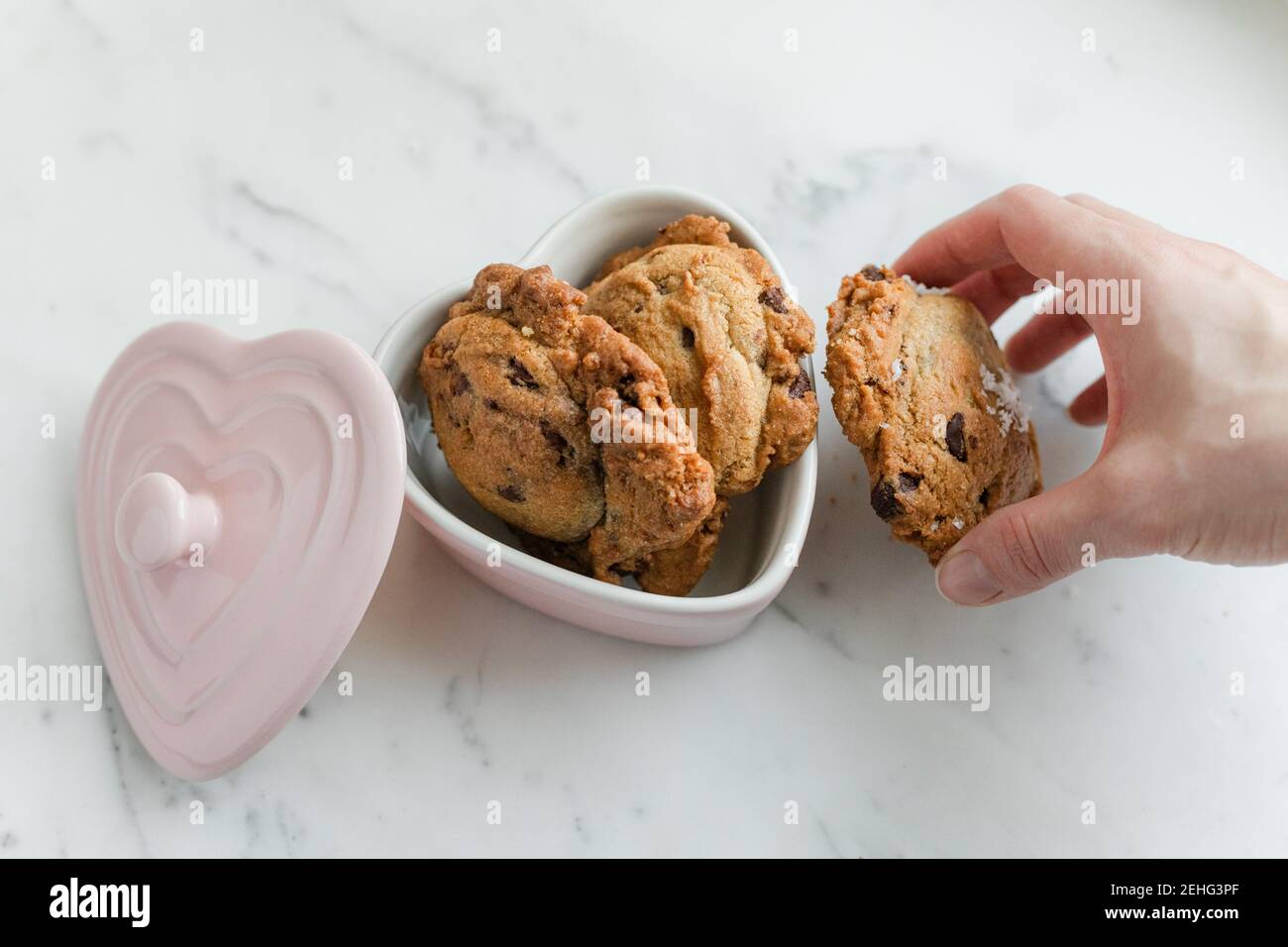 Frisch gebackene Chocolate Chip Cookies in Valentinstag Herzgericht Stockfoto