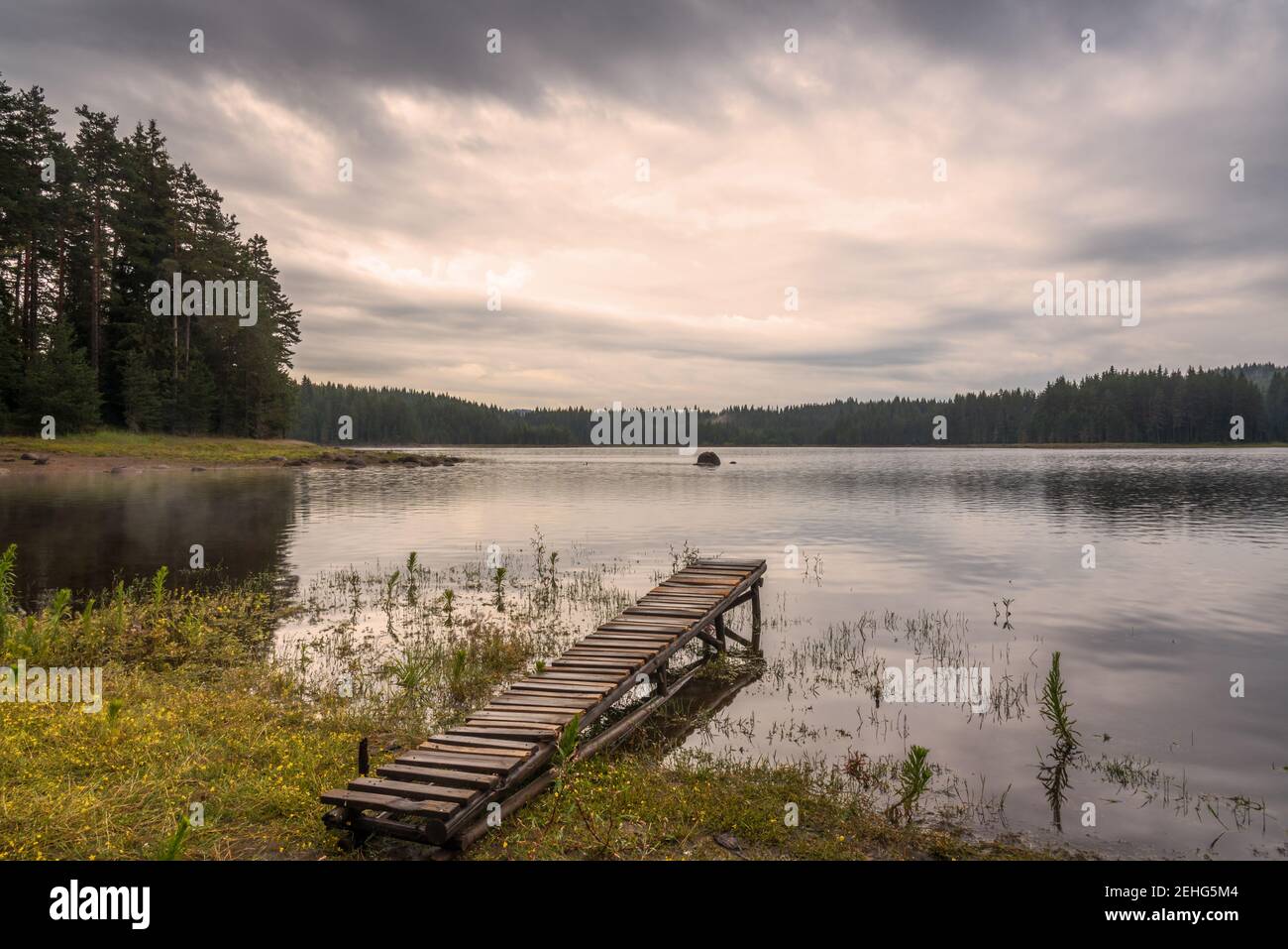 Wunderschöner Blick auf den Shiroka Polyana Staudamm in den Rhodopi-Bergen, Bulgarien. Stockfoto