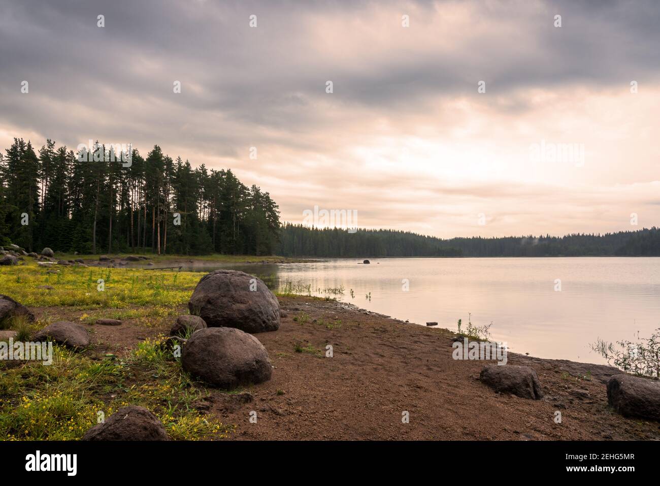 Wunderschöner Blick auf den Shiroka Polyana Staudamm in den Rhodopi-Bergen, Bulgarien. Stockfoto