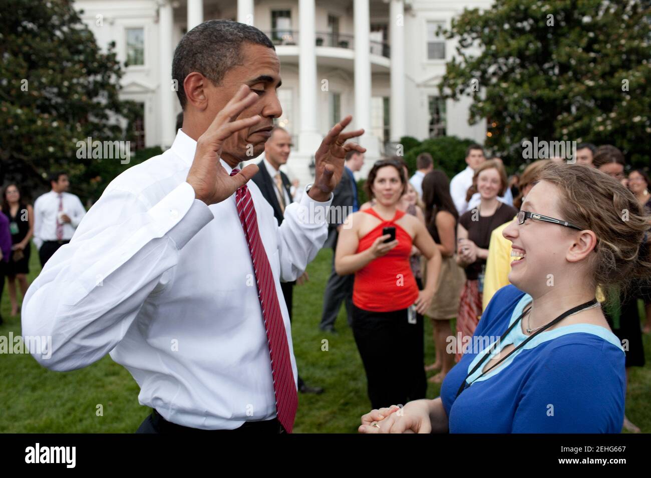 Präsident Barack Obama spricht mit Nora Becker, Executive Assistant des Weißen Hauses, während des Picknicks der Mitarbeiter des Weißen Hauses auf dem South Lawn des Weißen Hauses, 26. Juni 2009. Stockfoto Präsident Barack Obama spricht mit Nora Becker, Executive Assistant des Weißen Hauses, während des Picknicks der Mitarbeiter des Weißen Hauses auf dem South Lawn des Weißen Hauses, 26. Juni 2009. Stockfoto