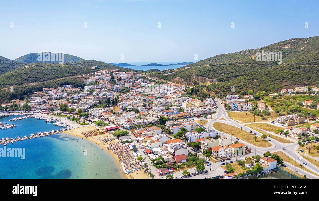 Luftaufnahme von Flying Drone von Menschen Menge Erholung am Strand in Griechenland. Stockfoto