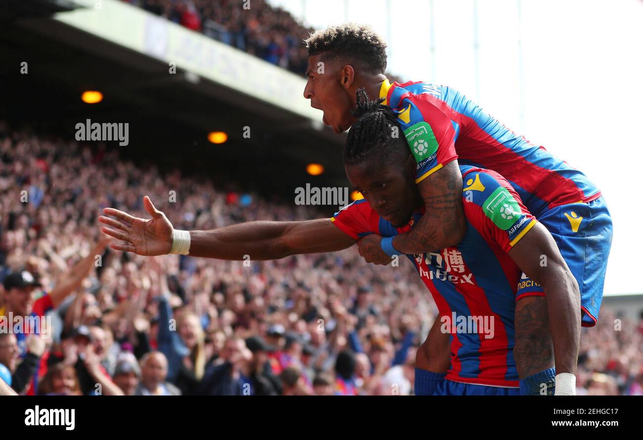 Fußball - Premier League - Crystal Palace vs West Bromwich Albion - Selhurst Park, London, Großbritannien - 13. Mai 2018 Wilfried Zaha von Crystal Palace feiert sein erstes Tor mit Patrick van Aanholt REUTERS/Hannah McKay NUR FÜR REDAKTIONELLE VERWENDUNG. Keine Verwendung mit nicht autorisierten Audio-, Video-, Daten-, Fixture-Listen, Club/League-Logos oder „Live“-Diensten. Online-in-Match-Nutzung auf 75 Bilder beschränkt, keine Videoemulation. Keine Verwendung bei Wetten, Spielen oder Veröffentlichungen für einzelne Vereine/Vereine/Vereine/Spieler. Weitere Informationen erhalten Sie von Ihrem Kundenbetreuer. Stockfoto