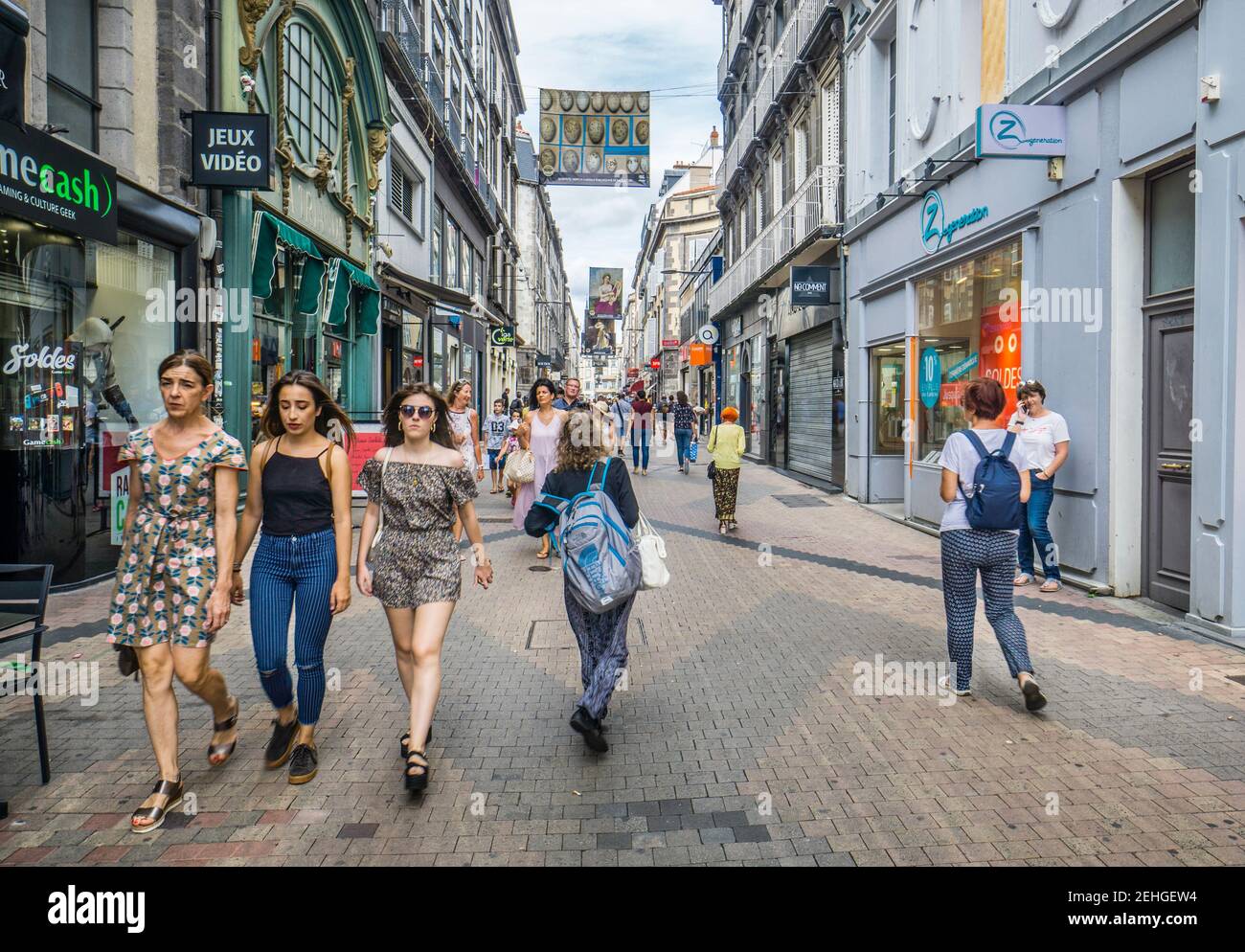 Rue du 11 Novembre, beliebte Einkaufsstraße in Clermont-Ferrand, Departement Puy-de-Dôme, Region Auvergne-Rhône-Alpes, Frankreich Stockfoto