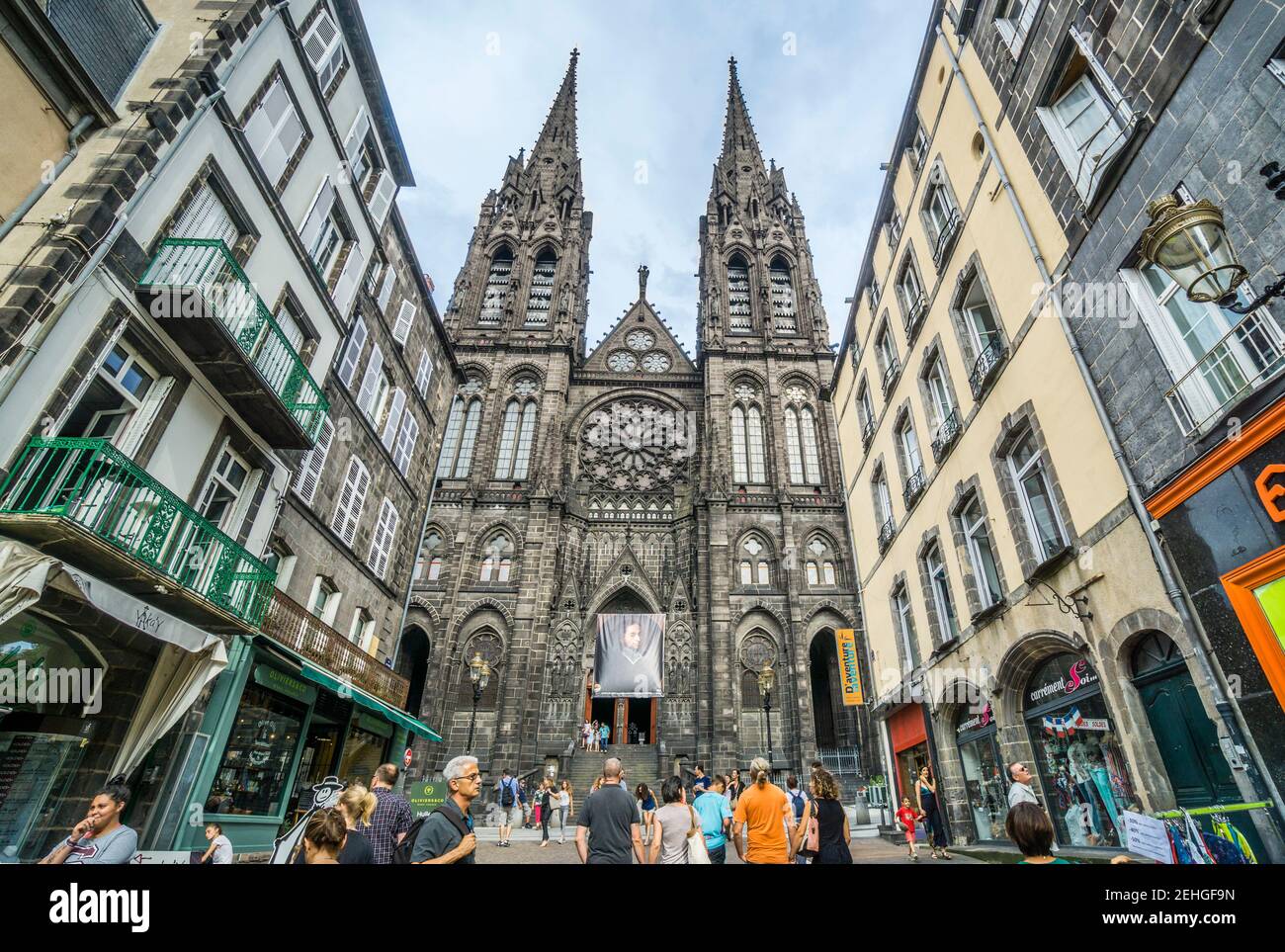 Rue des Gras, beliebte Einkaufsstraße in Clermont-Ferrand, die in Richtung Clermont-Ferrand Kathedrale, Puy-de-Dôme Department, Auvergne-Rhône-Alpes re Stockfoto