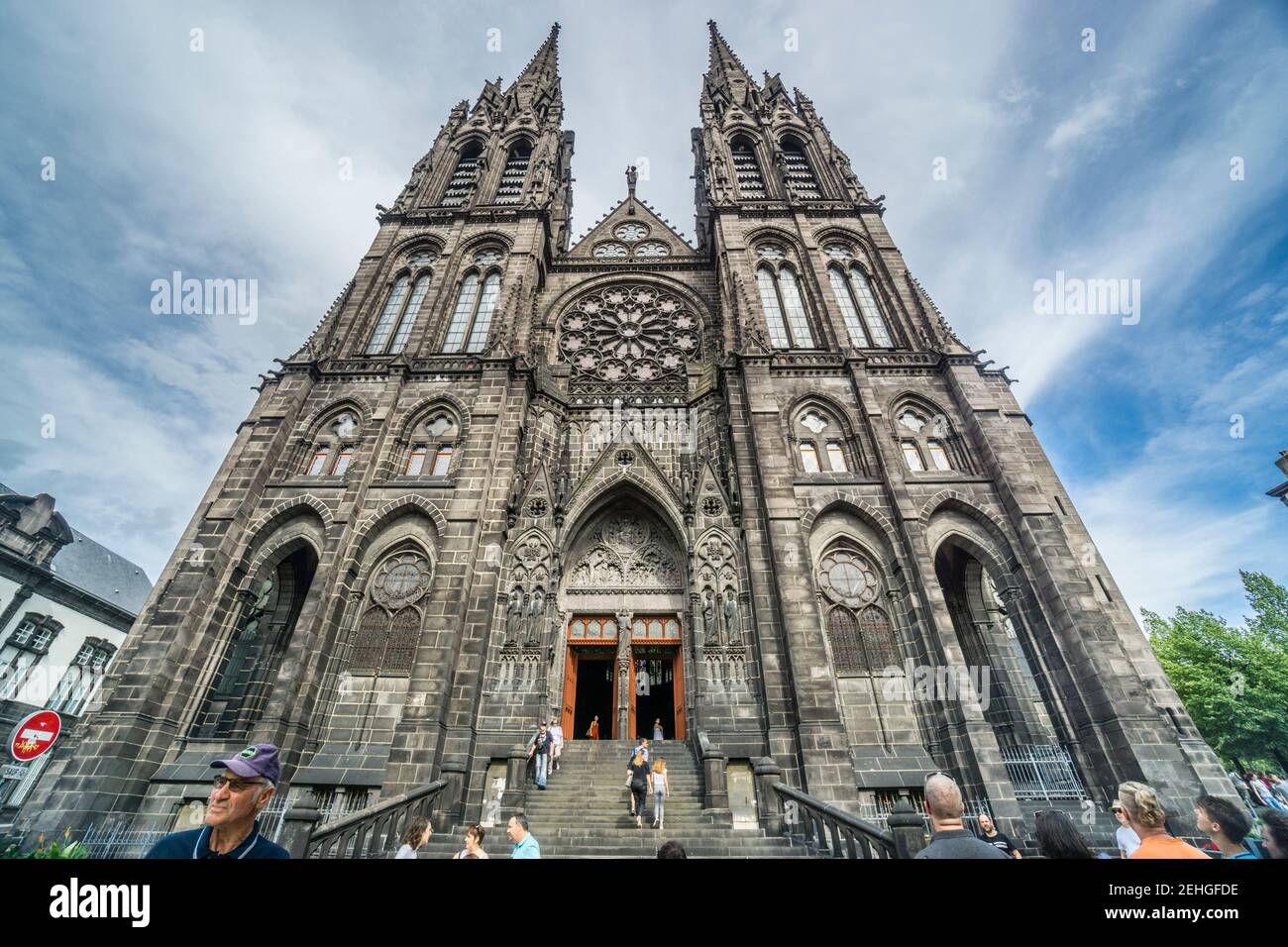 Romanische façade und Zwillingstürme der Kathedrale Clermont-Ferrand, Département Puy-de-Dôme, Region Auvergne-Rhône-Alpes, Frankreich Stockfoto
