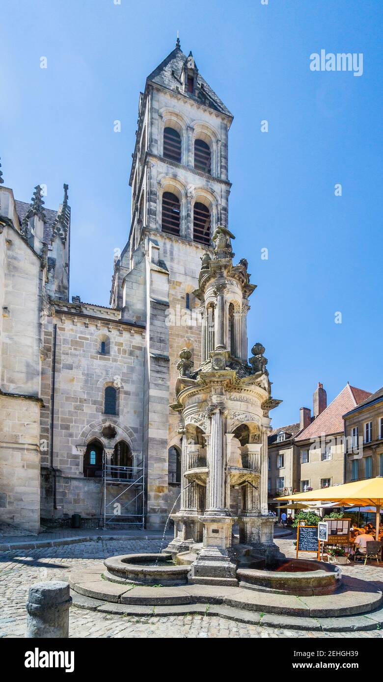 Brunnen im Hof der Kathedrale von Autun oder Kathedrale des Heiligen