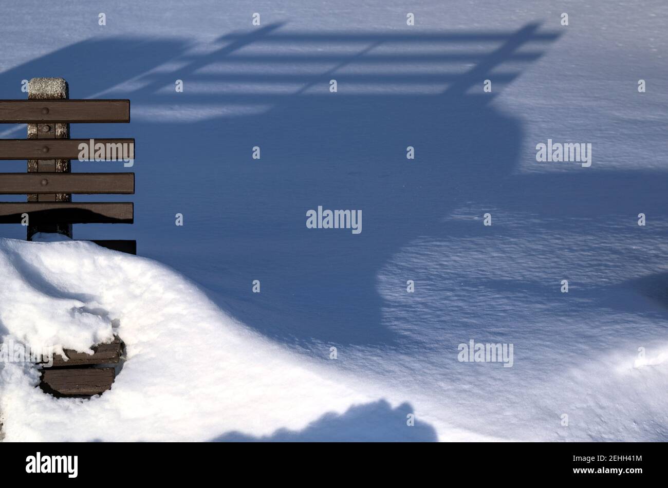Das Leben in einer kalten Stadt - Schneelandschaften von Ottawa - Parkbank kämpfen, um seinen Kopf über dem Schnee zu halten. Ontario, Kanada. Stockfoto