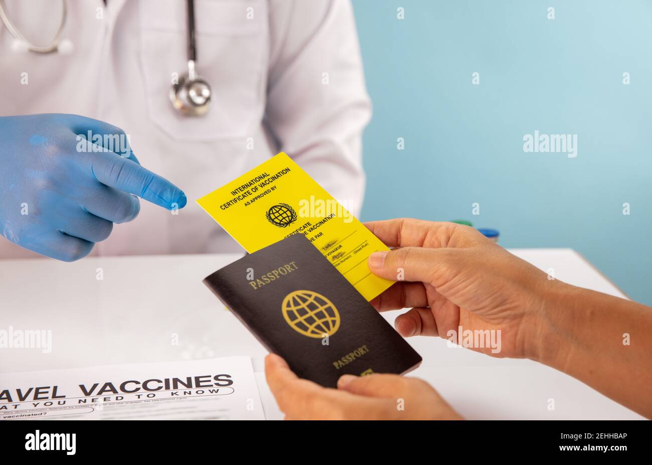 Holen Sie sich vor der Reise einen internationalen Impfpass Stockfoto