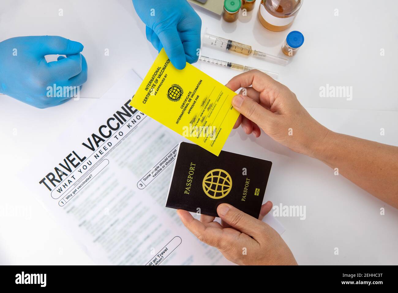 Holen Sie sich vor der Reise einen internationalen Impfpass Stockfoto