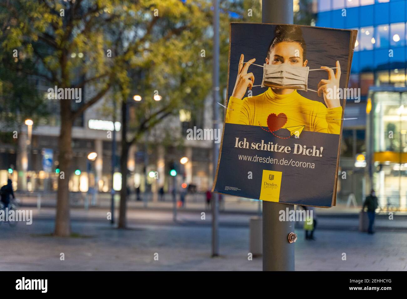 Tragen Gesichtsmaske Marketing-Kampagne der Regierung. Plakat in der Prager Straße wegen Covid-Maßnahmen gegen die Ausbreitung des Coronavirus. Stockfoto