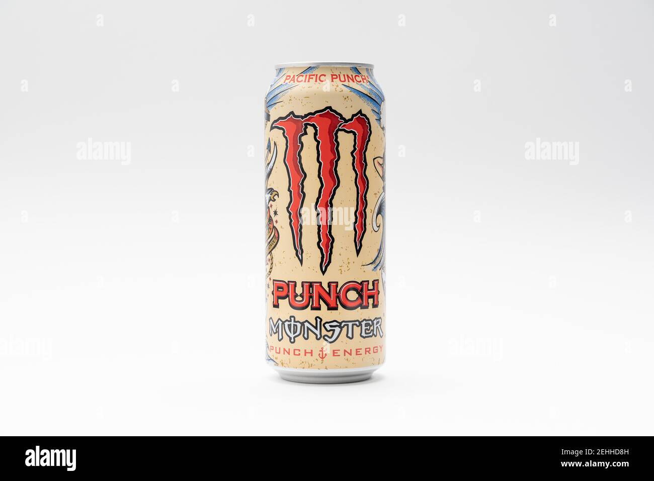 Beige Monster Energy Drink Pacific Punch Getränkedose mit Fruchtgeschmack Geschmack auf weißem Hintergrund. Studio-Produktfoto. Stockfoto