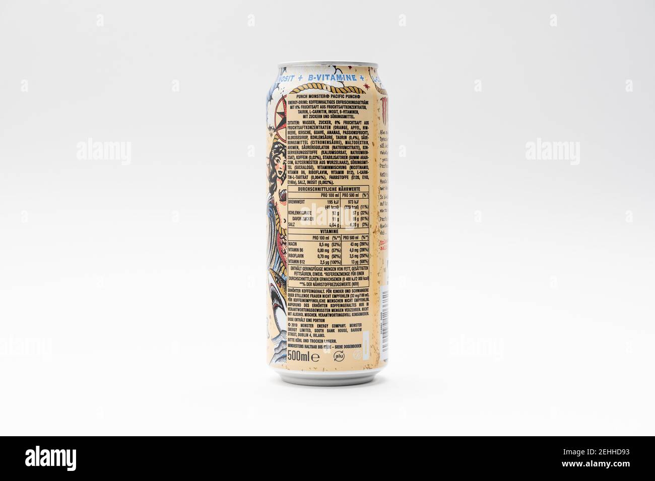 Beige Monster Energy Drink Pacific Punch Getränkedose mit Fruchtgeschmack Geschmack auf weißem Hintergrund. Studio-Produktfoto. Stockfoto