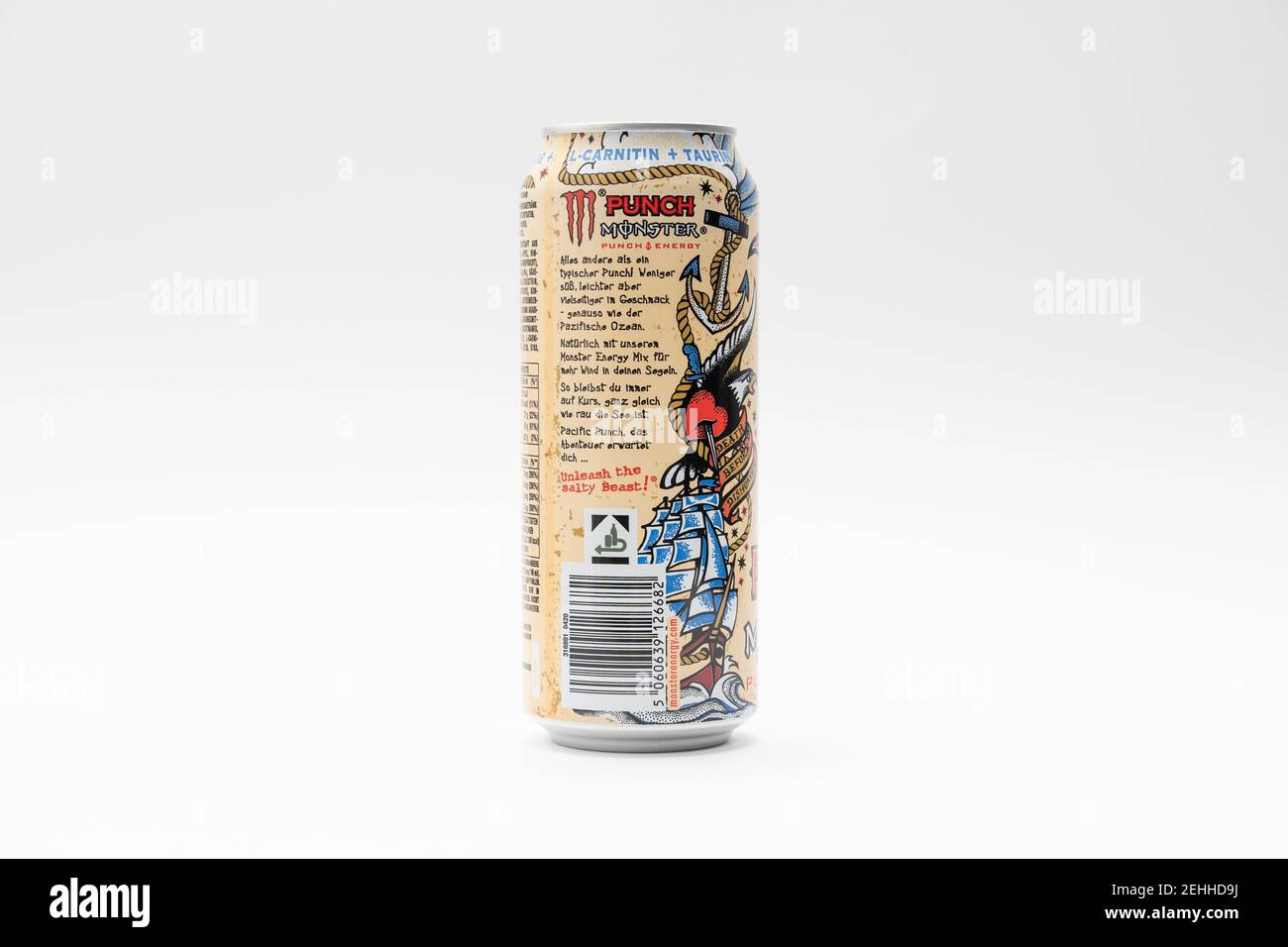 Beige Monster Energy Drink Pacific Punch Getränkedose mit Fruchtgeschmack Geschmack auf weißem Hintergrund. Studio-Produktfoto. Stockfoto