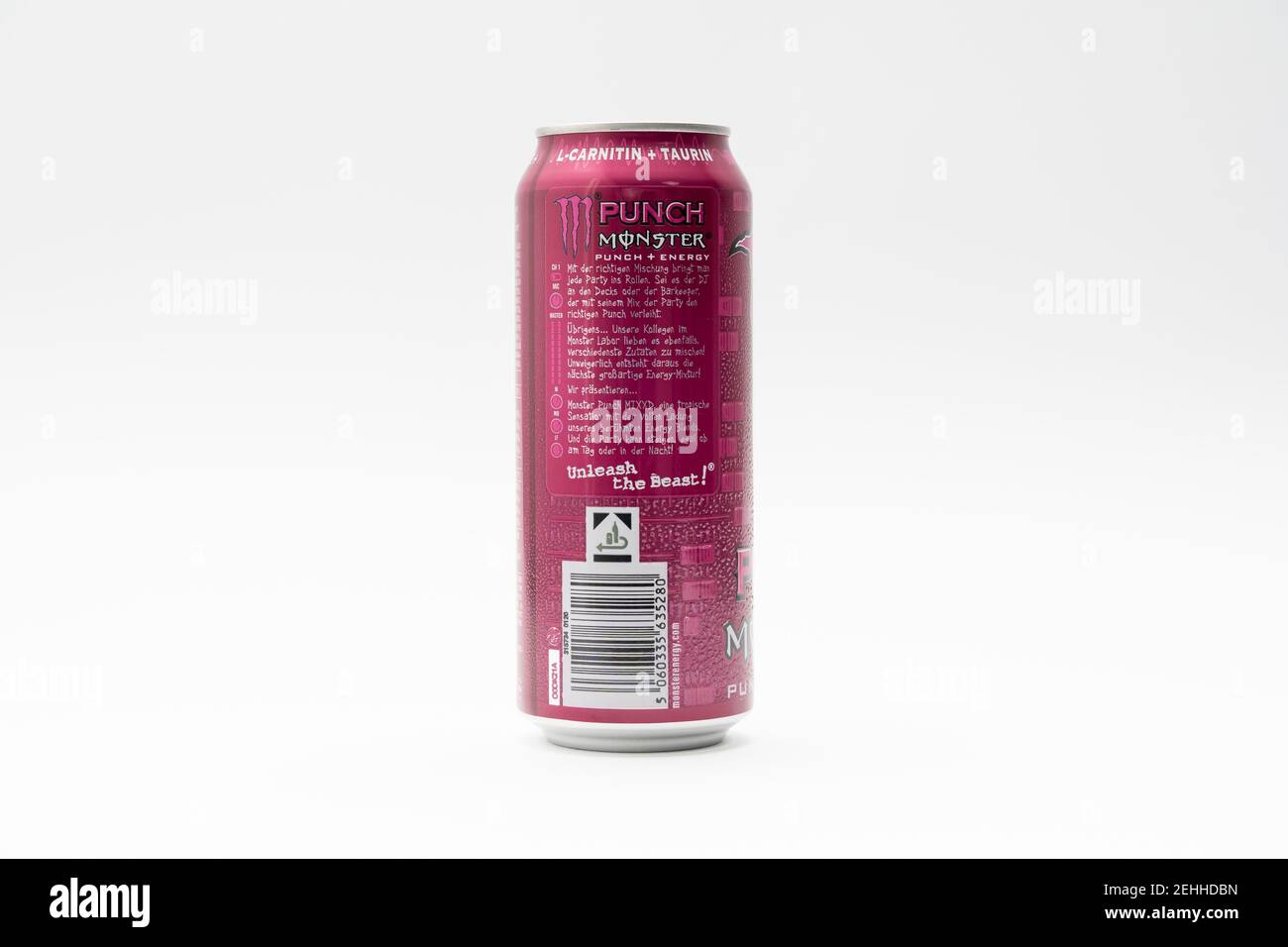 Purple Monster Energy Drink Punch MIXXD Getränkedose mit tropischem Fruchtgeschmack Geschmack auf weißem Hintergrund. Studio-Produktfoto. Stockfoto