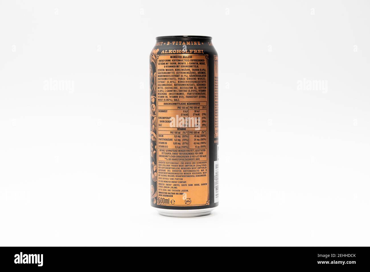 Black Monster Energy Drink Mule Getränkedose mit Ingwer brauen Geschmack Geschmack auf weißem Hintergrund. Studio-Produktfoto. Stockfoto