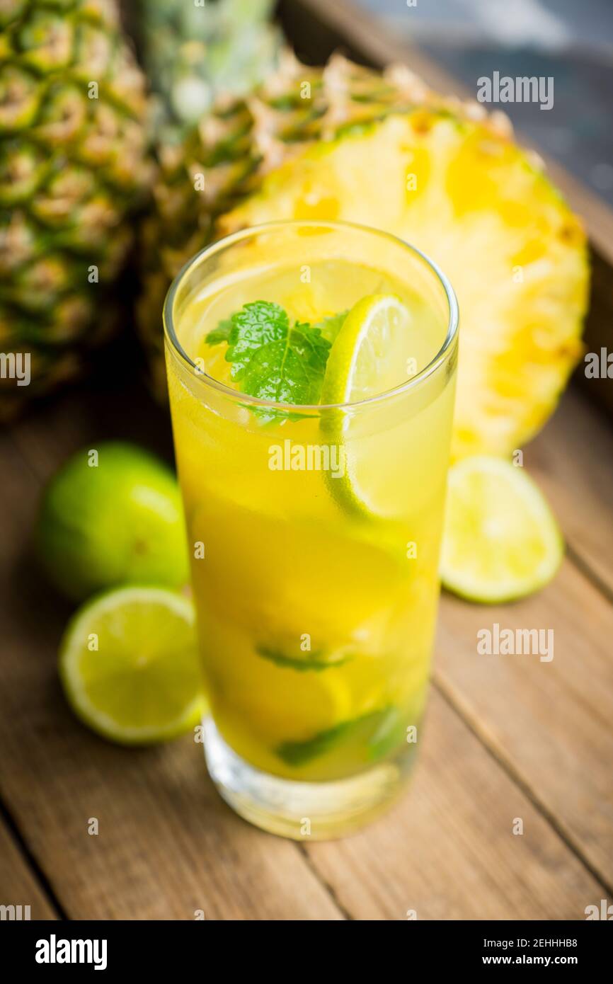 Frische Ananas Mojito auf rustikalem Hintergrund. Selektiver Fokus. Geringe Schärfentiefe. Stockfoto