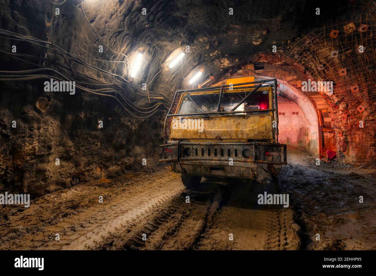 U-Bahn-Fahrzeug. Spezielle Transportausrüstung für Minen und Tunnel Stockfoto
