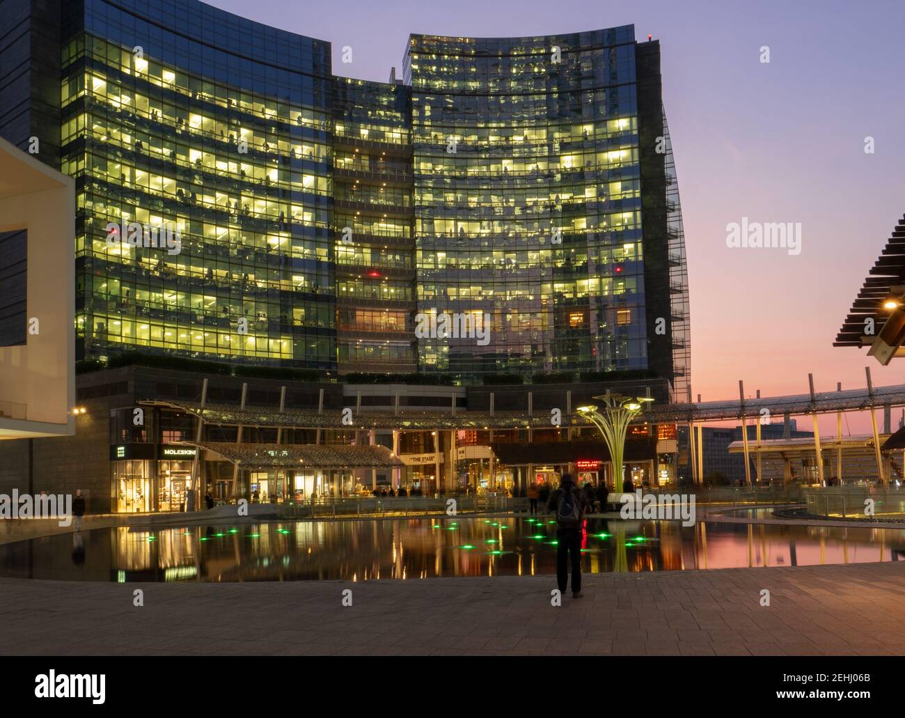 GAE Aulenti Platz, Geschäftsviertel von Mailand. Blick auf den Sonnenuntergang von modernen Wolkenkratzer. Lombardei, Italien. Stockfoto