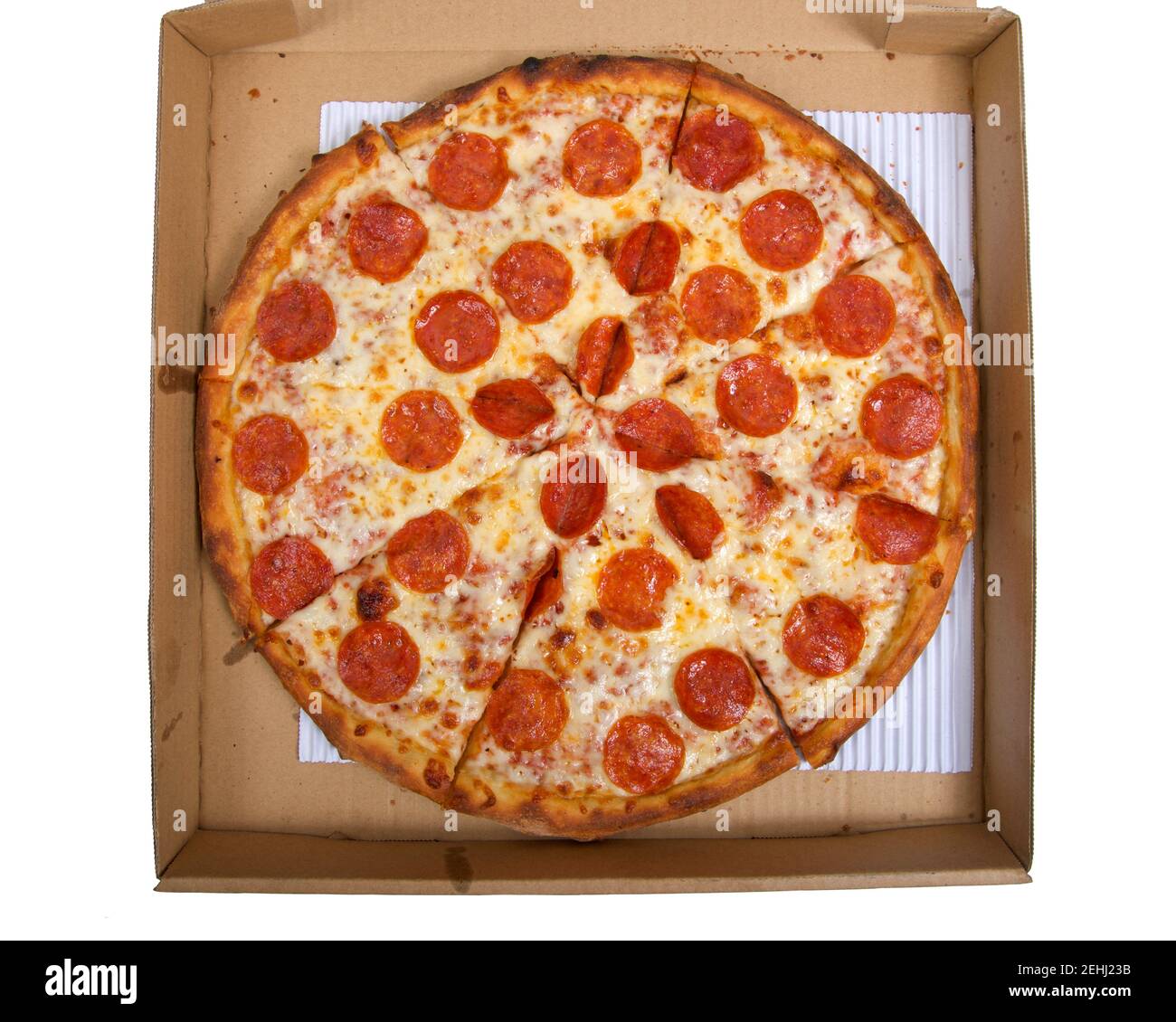 Draufsicht flache Lage einer ganzen Pepperoni Pizza in Scheiben geschnitten in der Box, isoliert auf weiß Stockfoto