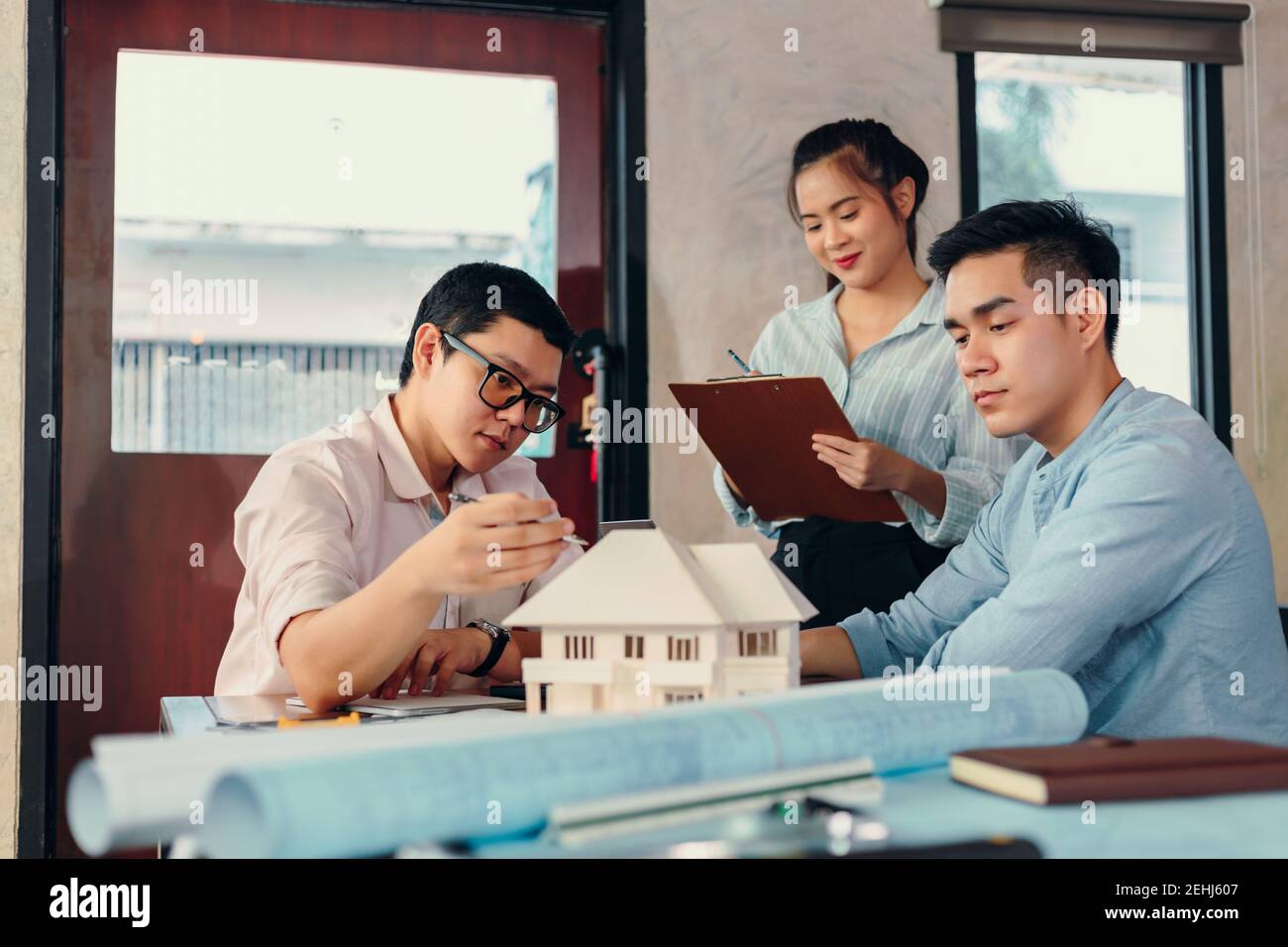 Geschäftsmann und Architech Treffen für Planung und Überprüfung Haus Design und Hausmodell und Sekretär nimmt Notizen Sitzung. Stockfoto