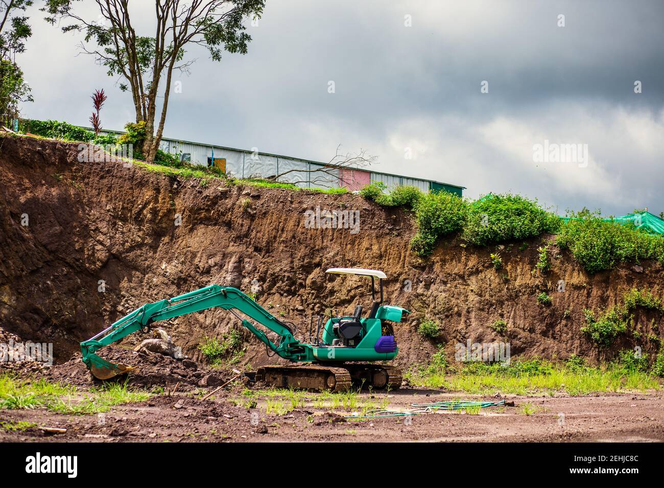Minibagger ist auf der Baustelle am Boden. Stockfoto