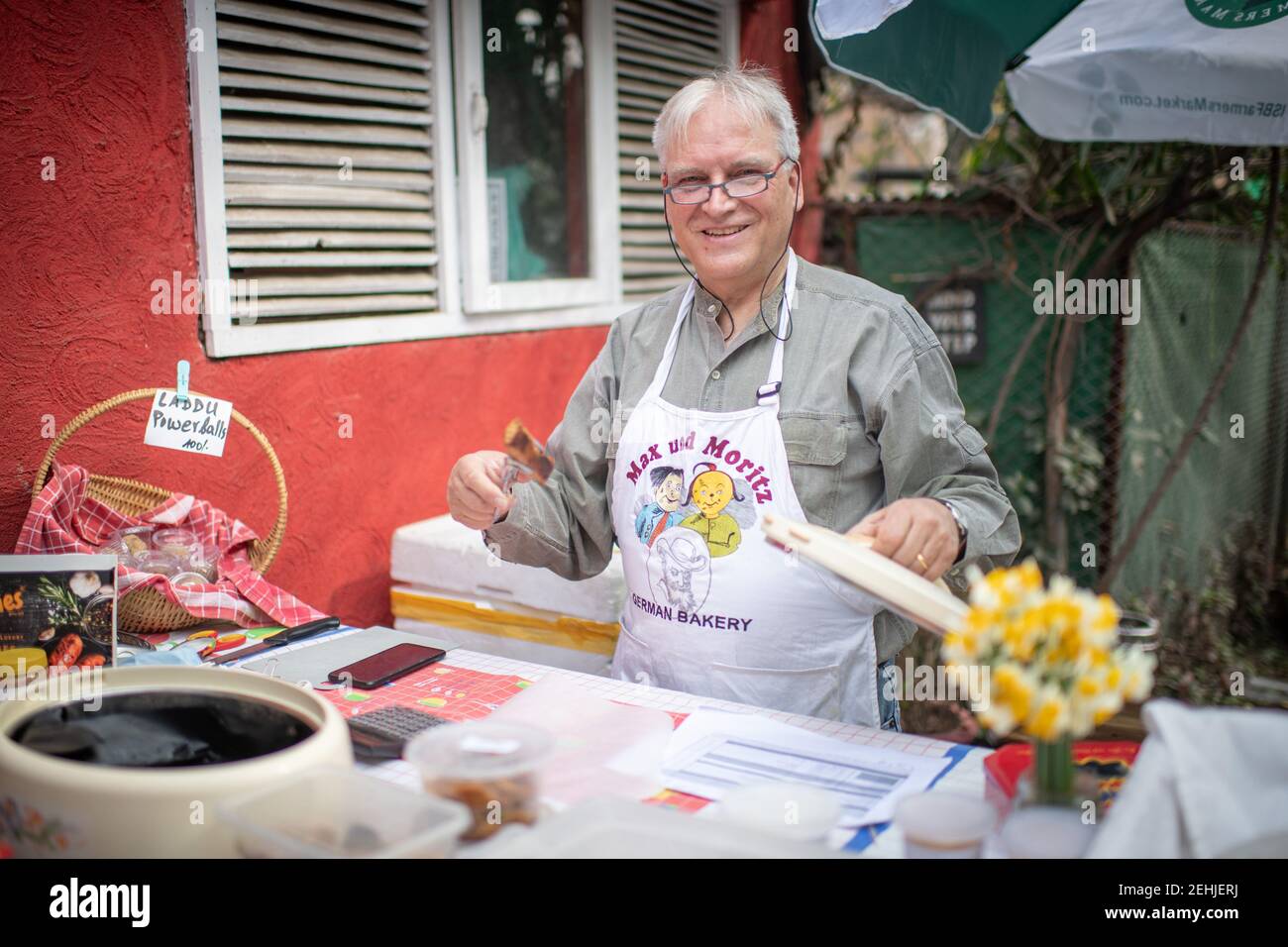 Islamabad, Pakistan. Februar 2021, 18th. Claus Euler steht mit seinem Laden 'Max und Moritz German Bakery' auf einem Wochenmarkt in der pakistanischen Hauptstadt. Euler ist 65 und kommt aus der Nähe von Düsseldorf. Mehrere Reisen führten ihn nach Südasien und schließlich nach Pakistan. (To dpa: ''Max and Moritz' Bakery - German for 25 years in Pakistan') Quelle: Arne Bänsch/dpa/Alamy Live News Stockfoto