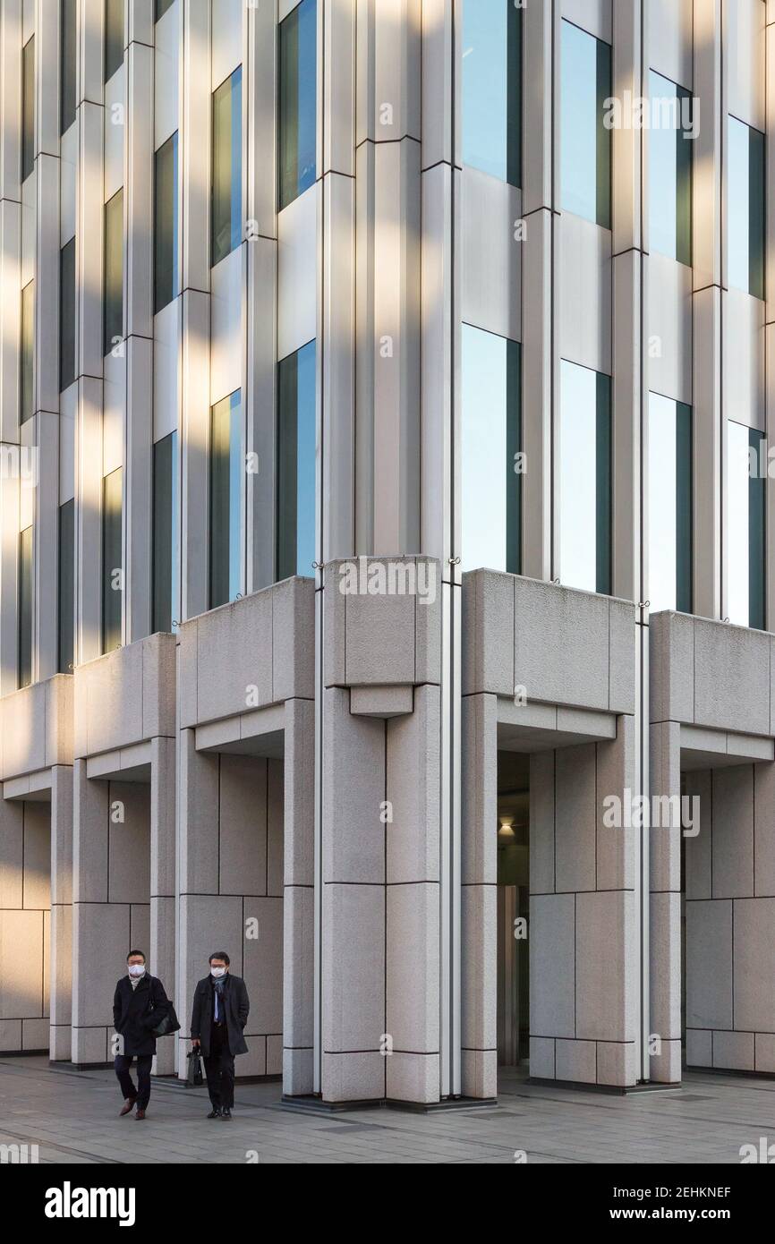 Tokio, Japan. Januar 2021, 18th. Büroangestellte tragen Gesichtsmasken als vorbeugende Maßnahme gegen Covid19 zu Fuß aus dem Shinjuku Nomura Gebäude in Tokio. Der japanische Premierminister Yoshihihide Suga erklärte Tokio am 8th. Januar den zweiten Ausnahmezustand, in dem Unternehmen aufgefordert wurden, ab 8pm die Geschäfte zu schließen, um den Anstieg der Coronavirus-Infektionen zu bekämpfen. Kredit: SOPA Images Limited/Alamy Live Nachrichten Stockfoto