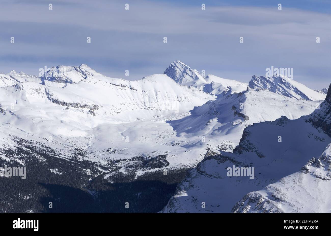 Schneebedeckte Bergspitzen und Alpine Valley Aerial Landscape View. Winter Klettern im Banff National Park, Kanadische Rockies Stockfoto