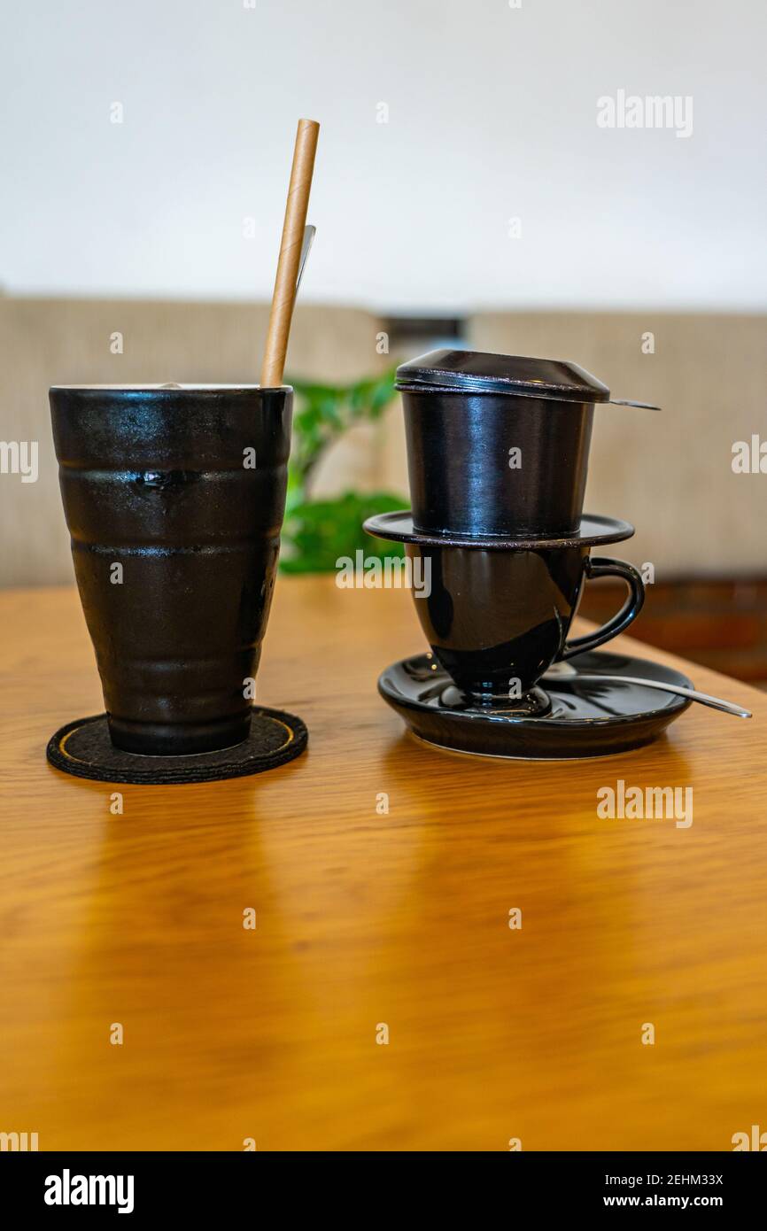 Vietnamesischer Stil tropfender Kaffee, gebraut mit Metallic-Filter - ca. Phe Phin Stockfoto