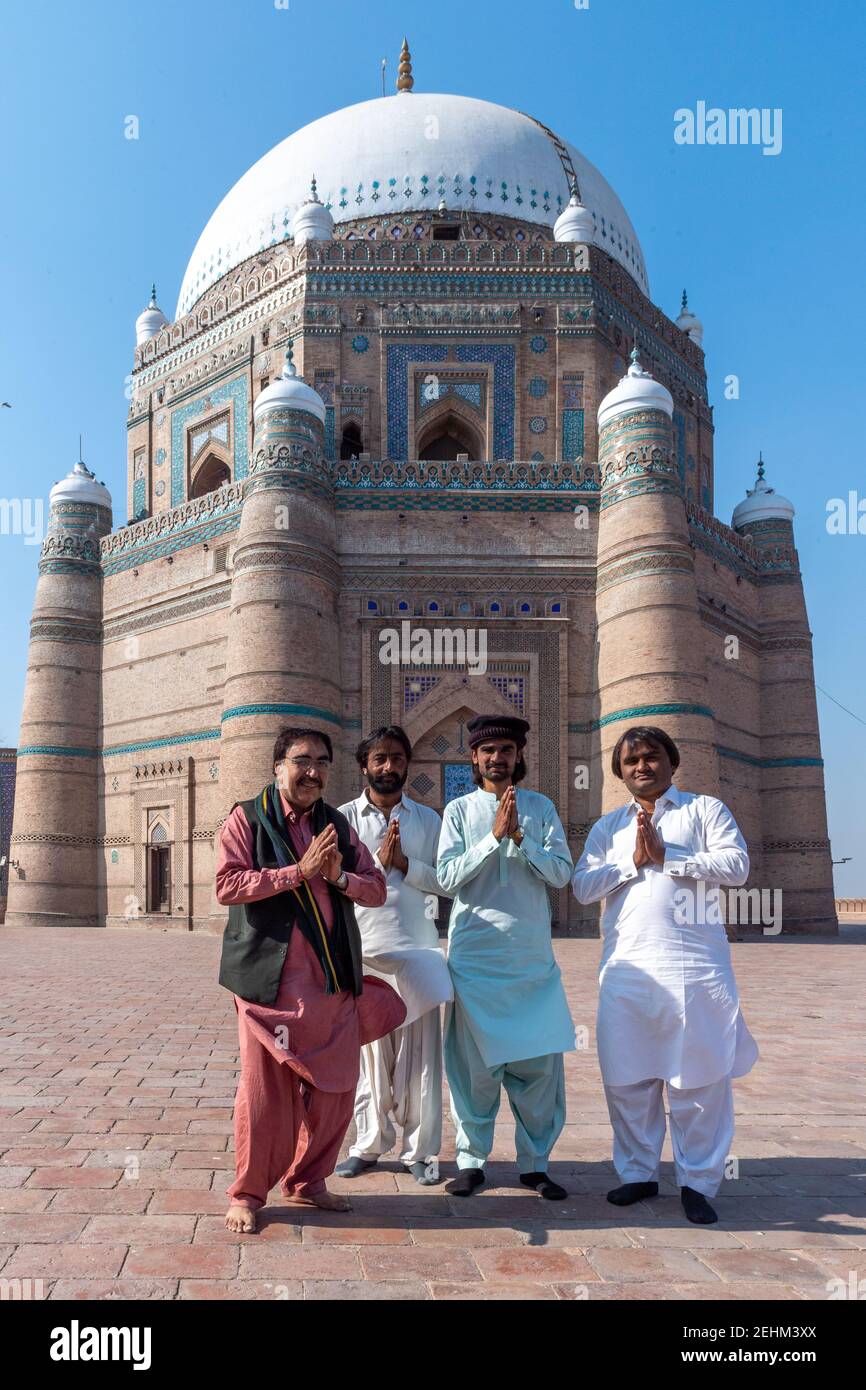 Pilger beten am Schrein von Bahauddin Zakariya, Multan, Punjab, Pakistan Stockfoto