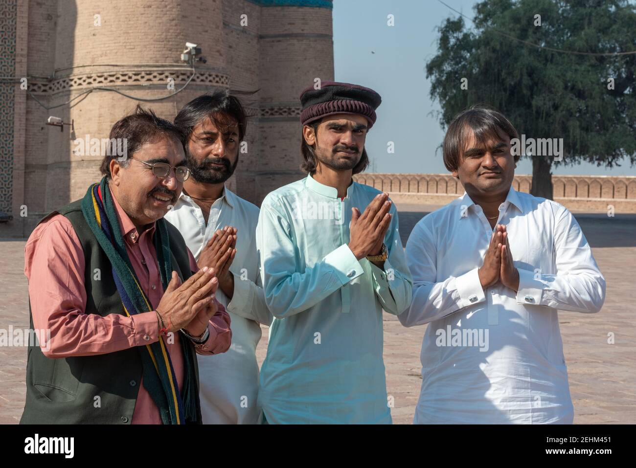 Pilger beten am Schrein von Bahauddin Zakariya, Multan, Punjab, Pakistan Stockfoto