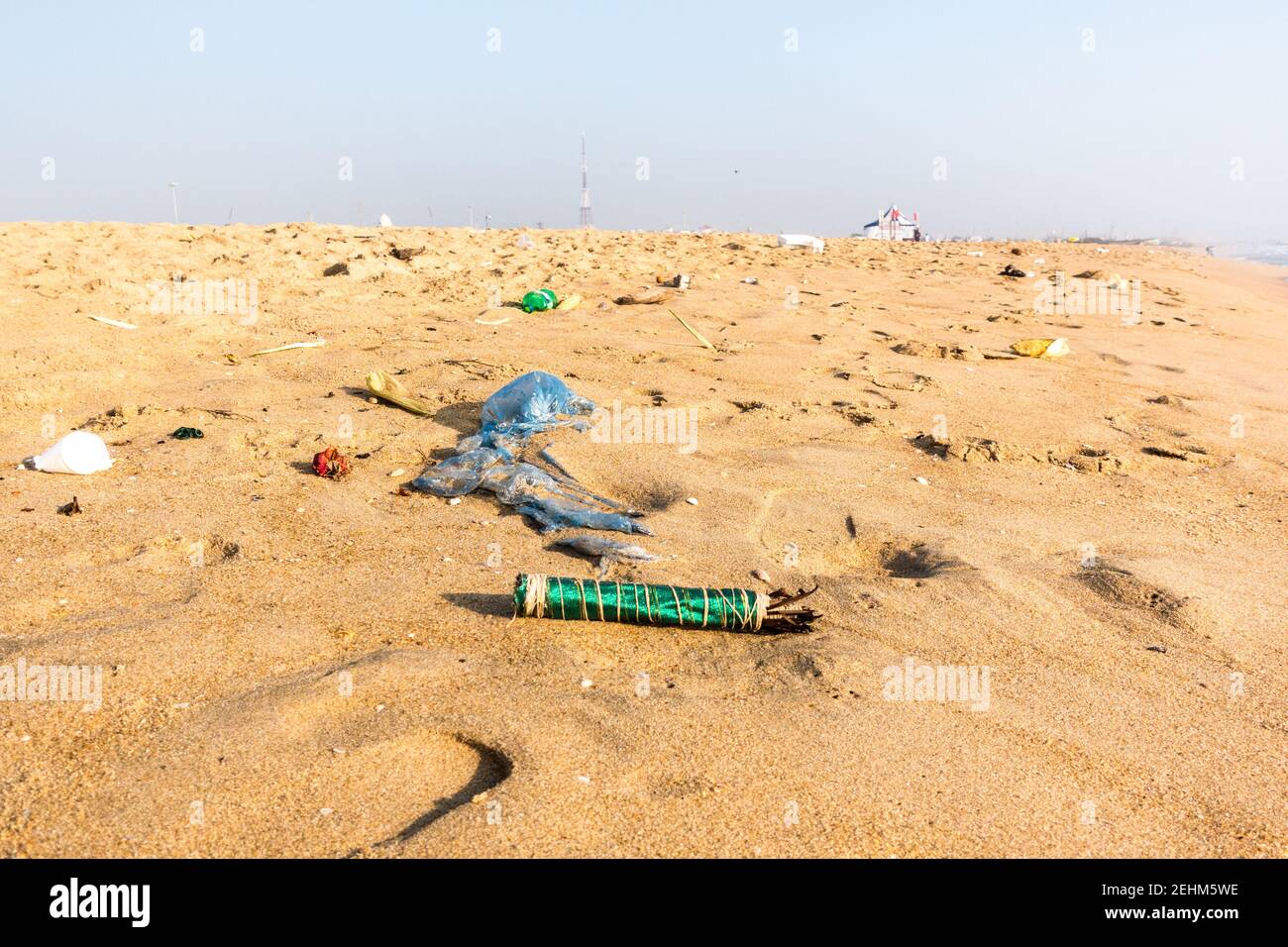 Müll am Strand, der wahrscheinlich eingeht In die Unterwasserwelt Stockfoto