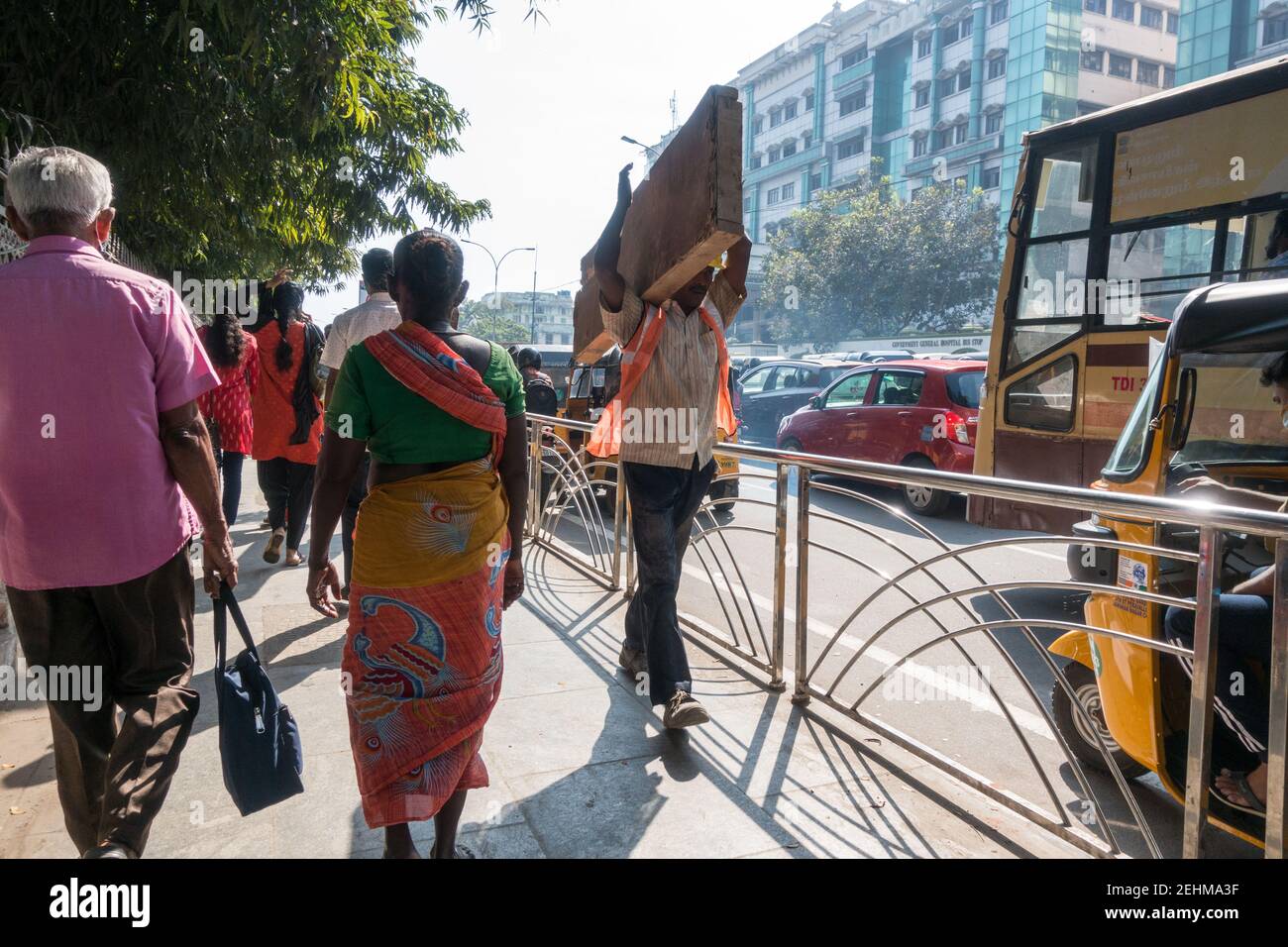 Straße Plattform Walking Szene in Chennai Stockfoto