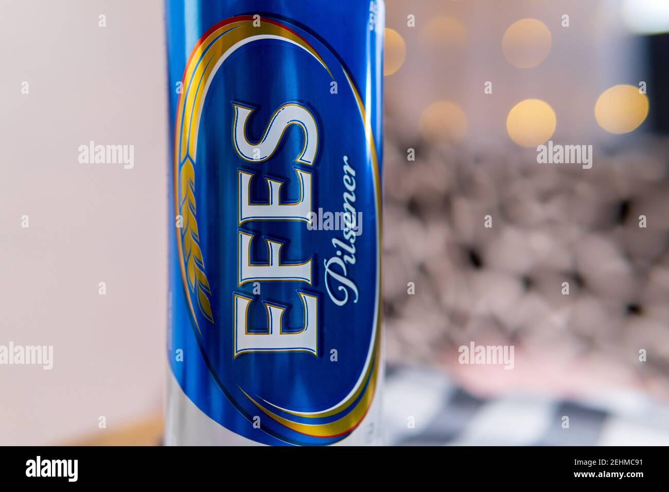 Tjumen, Russland-13. Februar 2021: Flasche Efes Pilsner Bier. Efes Pilsener Produkt dieser Firma und das beliebteste Bier in der Türkei. Stockfoto