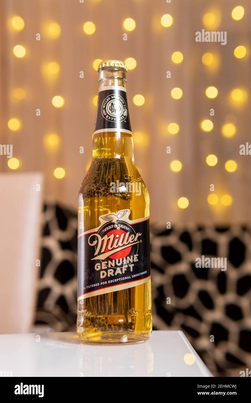 Tjumen, Russland-13. Februar 2021: Miller Beer. Produkt der Miller Brewing Company im Besitz von SABMiller. Selektiver Fokus. Vertikales Foto Stockfoto
