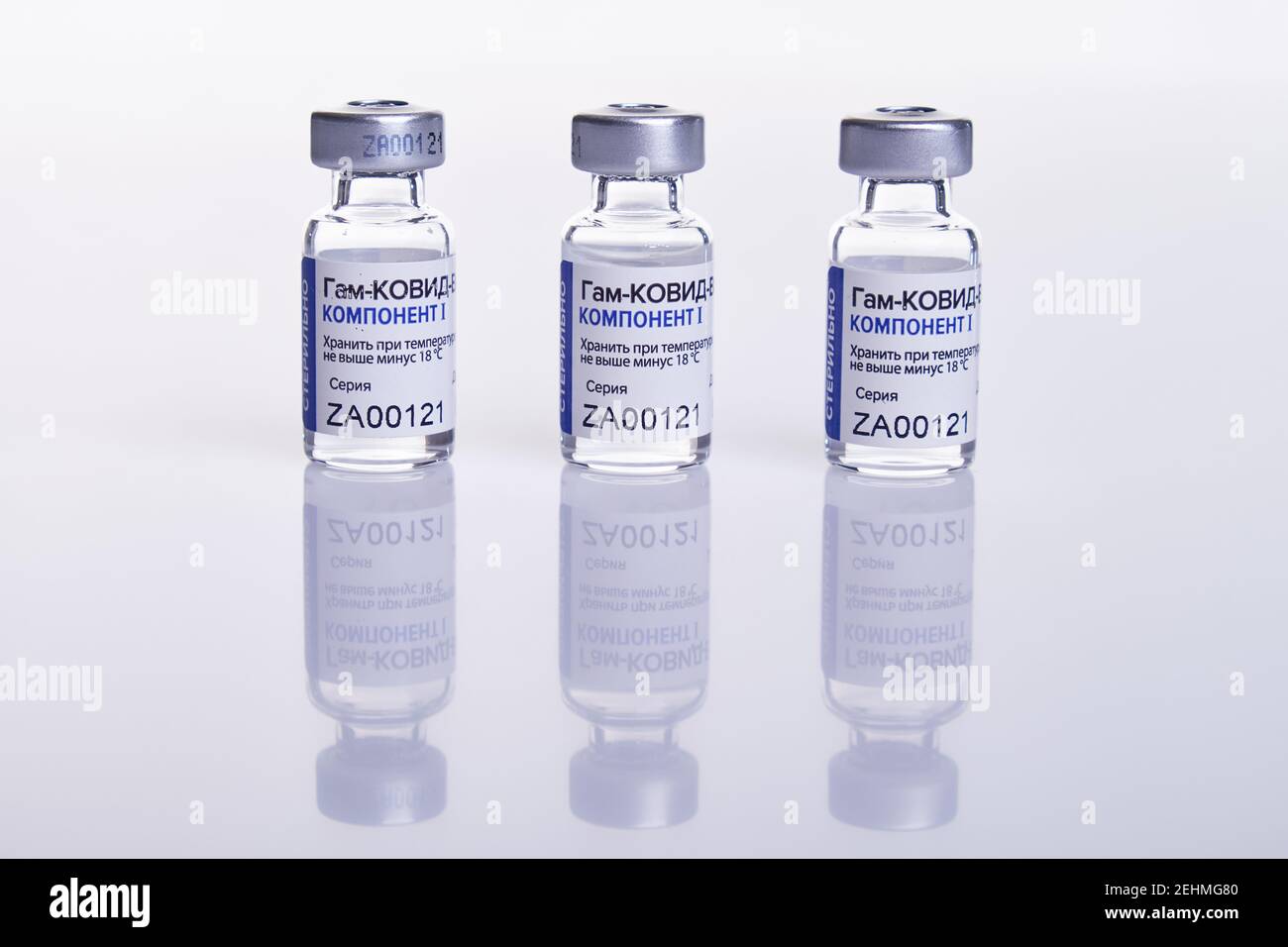 Moskau, Russland – 10. Februar 2021: Impfstofffläschchen mit Sputnik V-Impfstoff Gam-COVID-Vac auf weißem Tisch mit Reflexion. Der Impfstoff wurde von der GA entwickelt Stockfoto