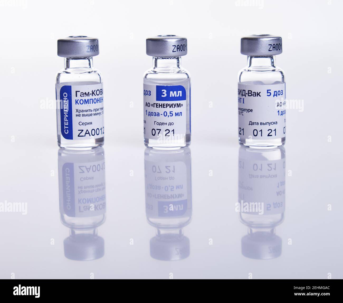 Moskau, Russland – 10. Februar 2021: Impfstofffläschchen mit Sputnik V-Impfstoff Gam-COVID-Vac auf weißem Tisch mit Reflexion. Der Impfstoff wurde von der GA entwickelt Stockfoto