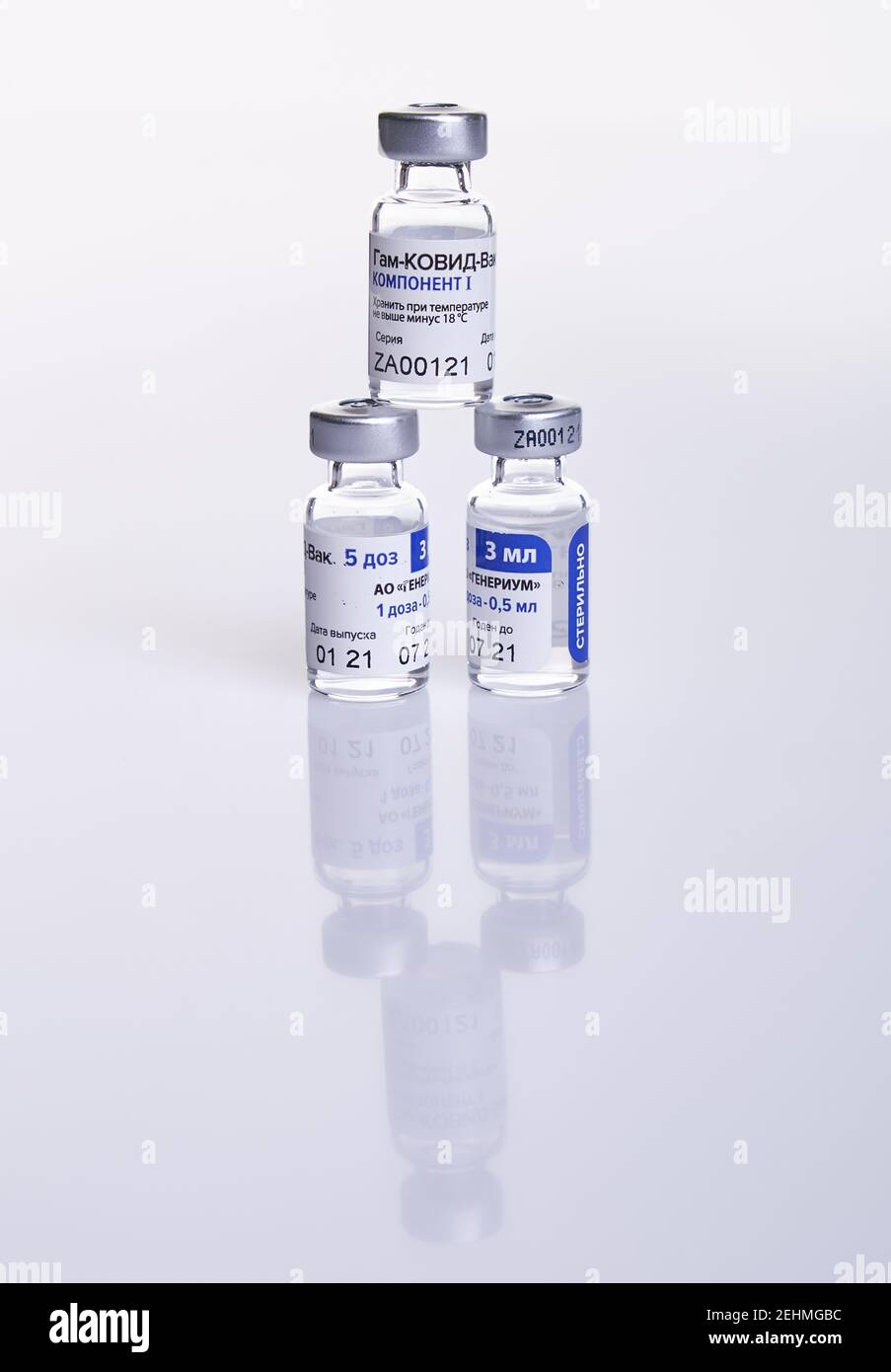 Moskau, Russland – 10. Februar 2021: Pyramide von Impfstofffläschchen mit Sputnik V-Impfstoff Gam-COVID-Vac auf weißem Tisch mit Reflexion. Impfstoff wurde entwickelt Stockfoto