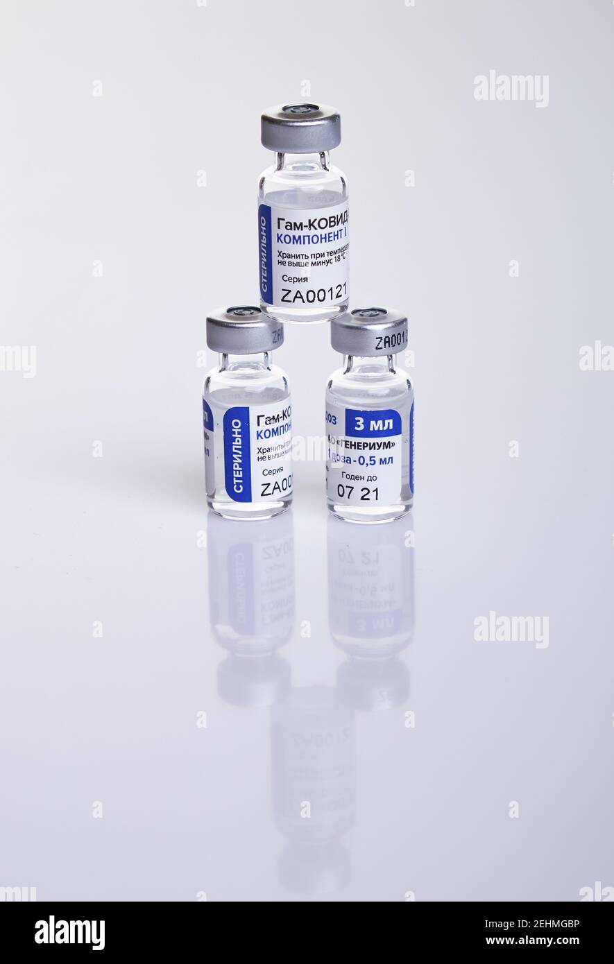 Moskau, Russland – 10. Februar 2021: Pyramide von Impfstofffläschchen mit Sputnik V-Impfstoff Gam-COVID-Vac auf weißem Tisch mit Reflexion. Impfstoff wurde entwickelt Stockfoto