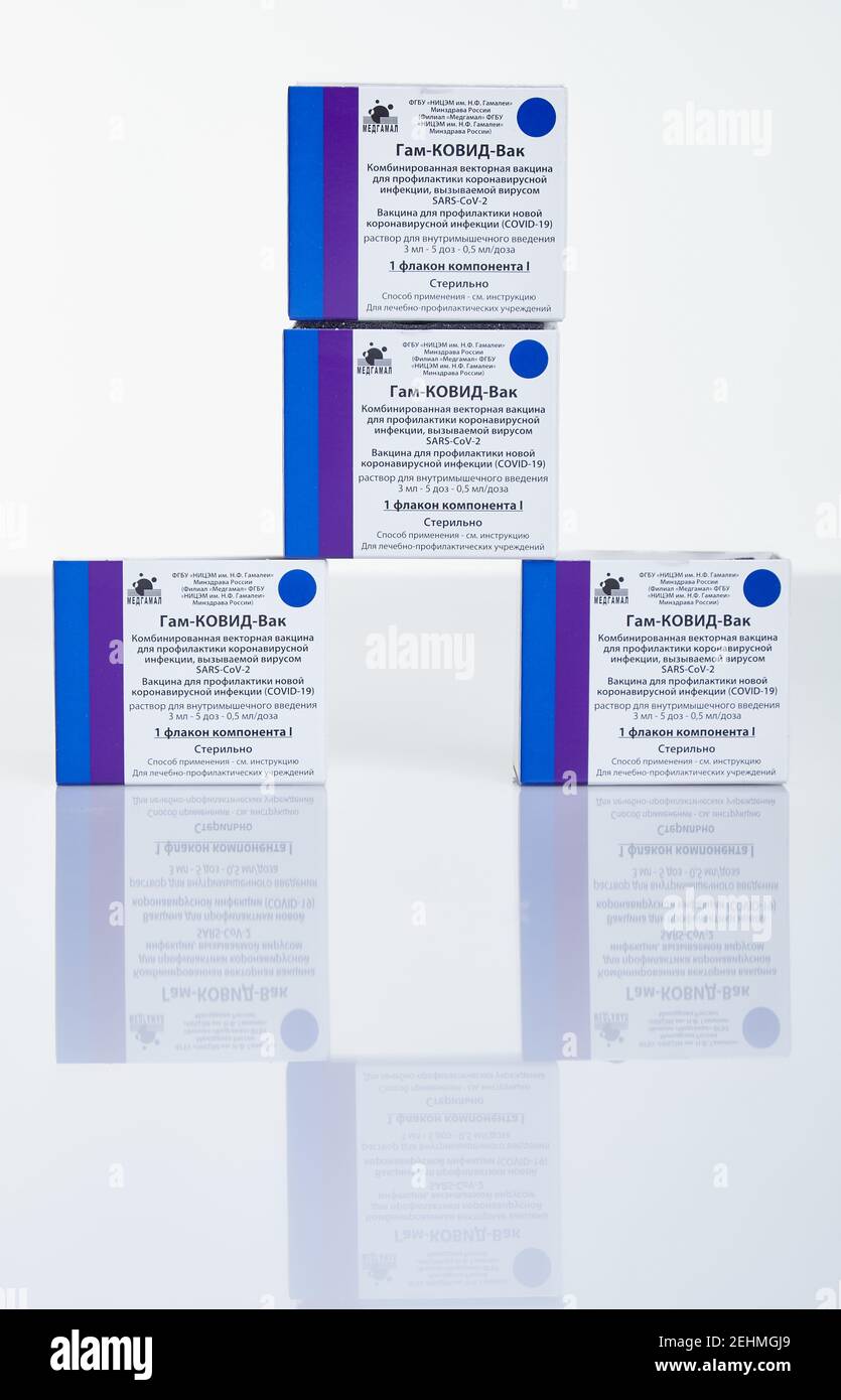 Moskau, Russland – 10. Februar 2021: Pyramide der Impfstoffboxen mit Sputnik V-Impfstoff Gam-COVID-Vac auf weißem Tisch mit Reflexion. Impfstoffe wurden entwickelt Stockfoto