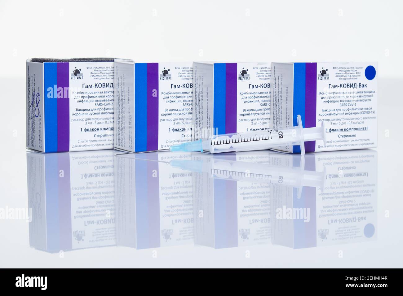 Moskau, Russland – 10. Februar 2021: Impfdosen mit Sputnik V-Impfstoff Gam-COVID-Vac und Spritze auf weißem Tisch mit Reflexion. Impfstoffe wurden entwickelt Stockfoto